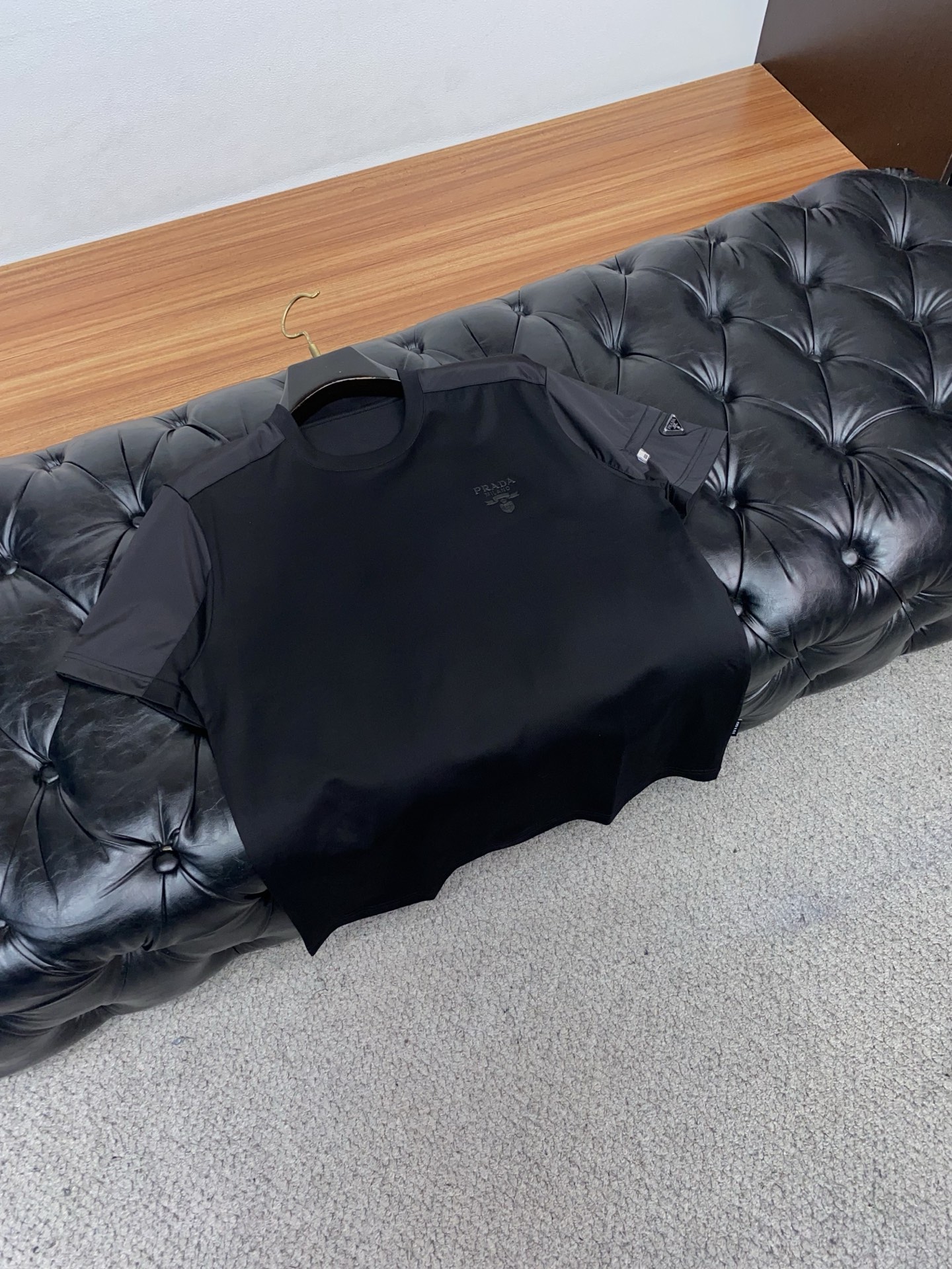 普拉达 26SS早春短袖T恤甄选软糯亲肤1丝光棉面料制成，标准版圆领短袖裁剪，更适合日常穿着。简约不失设