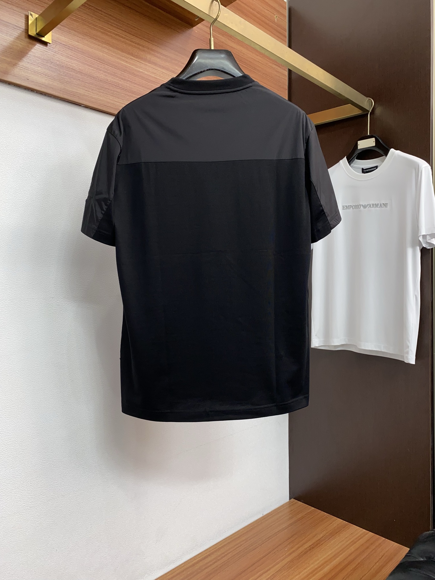 普拉达 26SS早春短袖T恤甄选软糯亲肤1丝光棉面料制成，标准版圆领短袖裁剪，更适合日常穿着。简约不失设