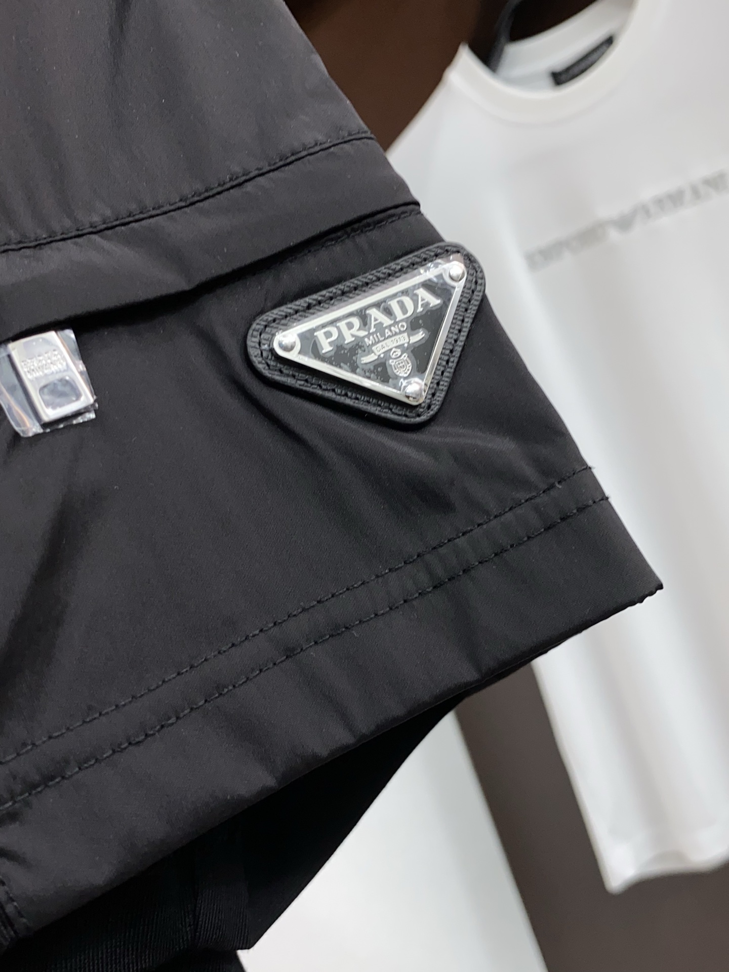 普拉达 26SS早春短袖T恤甄选软糯亲肤1丝光棉面料制成，标准版圆领短袖裁剪，更适合日常穿着。简约不失设