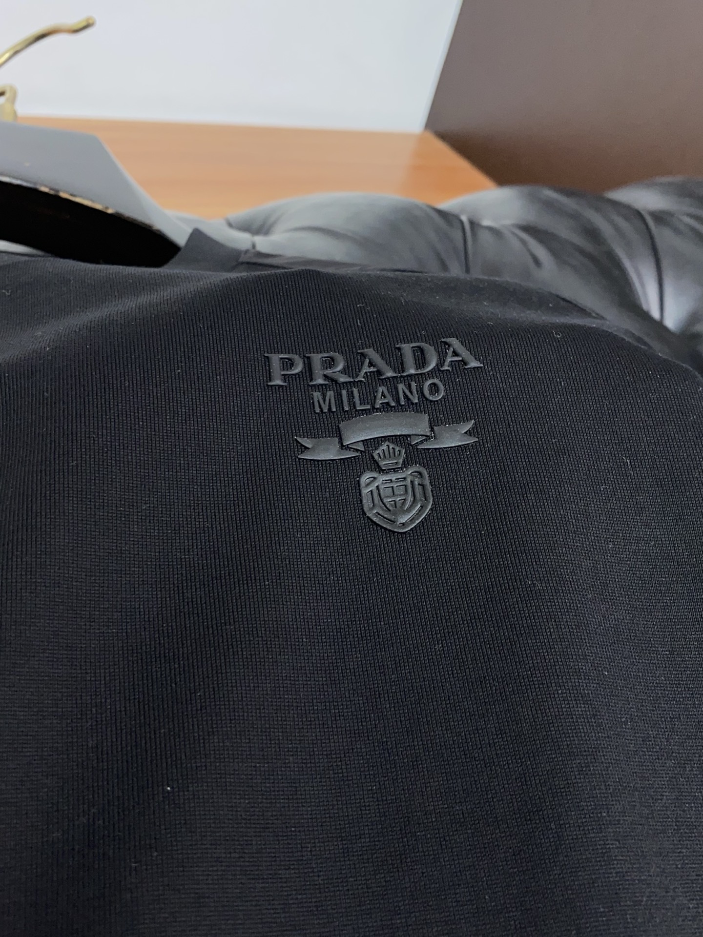 普拉达 26SS早春短袖T恤甄选软糯亲肤1丝光棉面料制成，标准版圆领短袖裁剪，更适合日常穿着。简约不失设