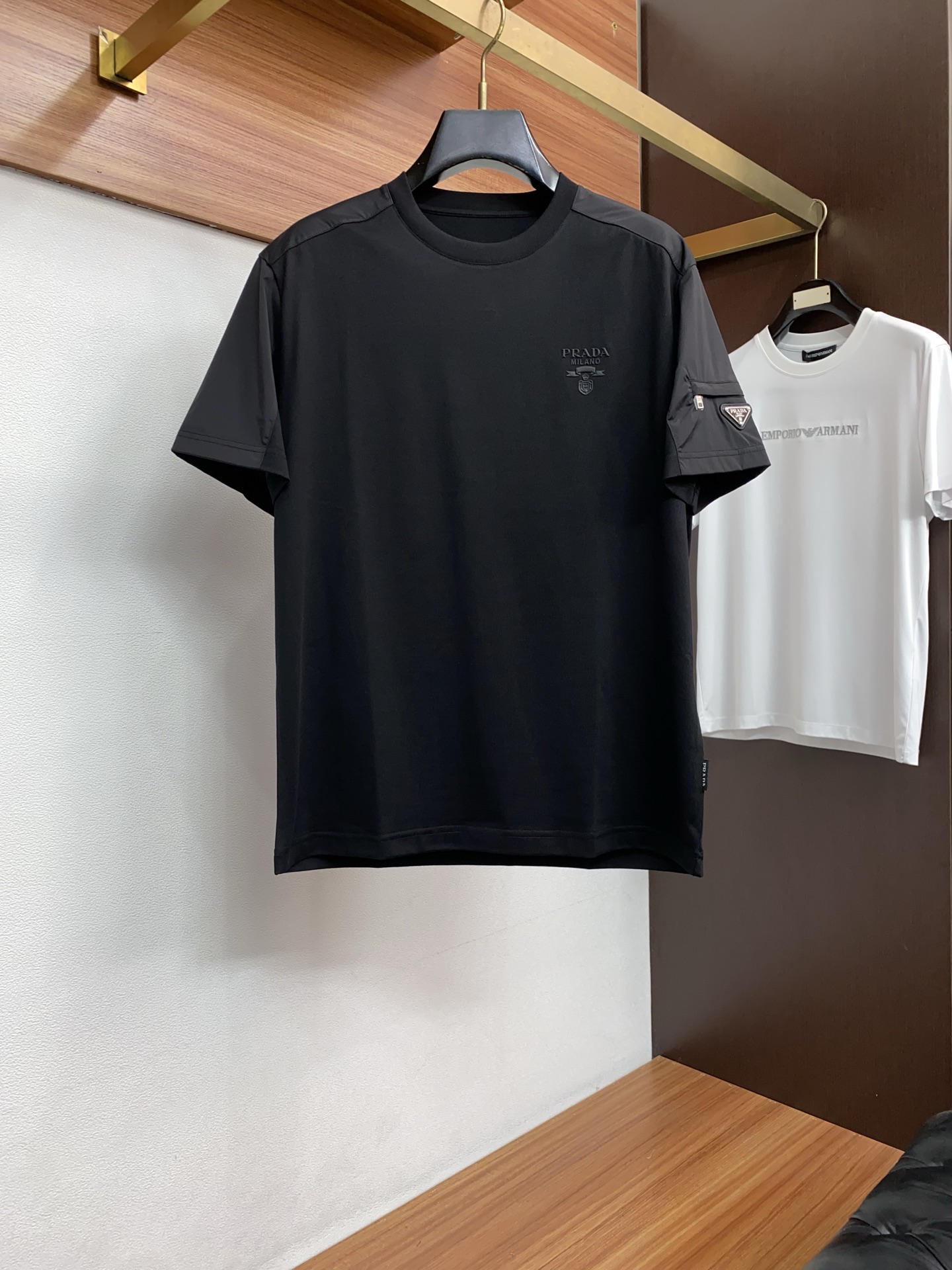 普拉达 26SS早春短袖T恤甄选软糯亲肤1丝光棉面料制成，标准版圆领短袖裁剪，更适合日常穿着。简约不失设