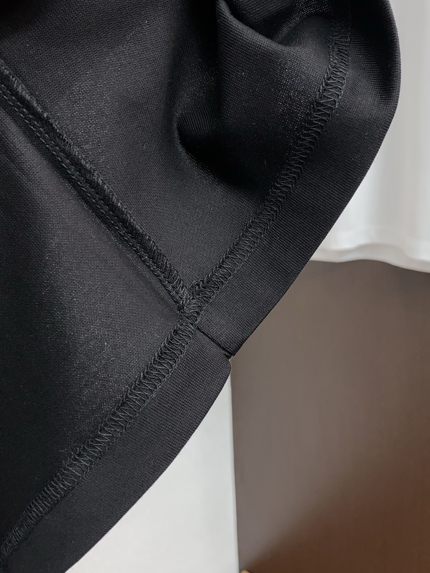 普拉达 26SS早春短袖T恤甄选软糯亲肤1丝光棉面料制成，标准版圆领短袖裁剪，更适合日常穿着。简约不失设