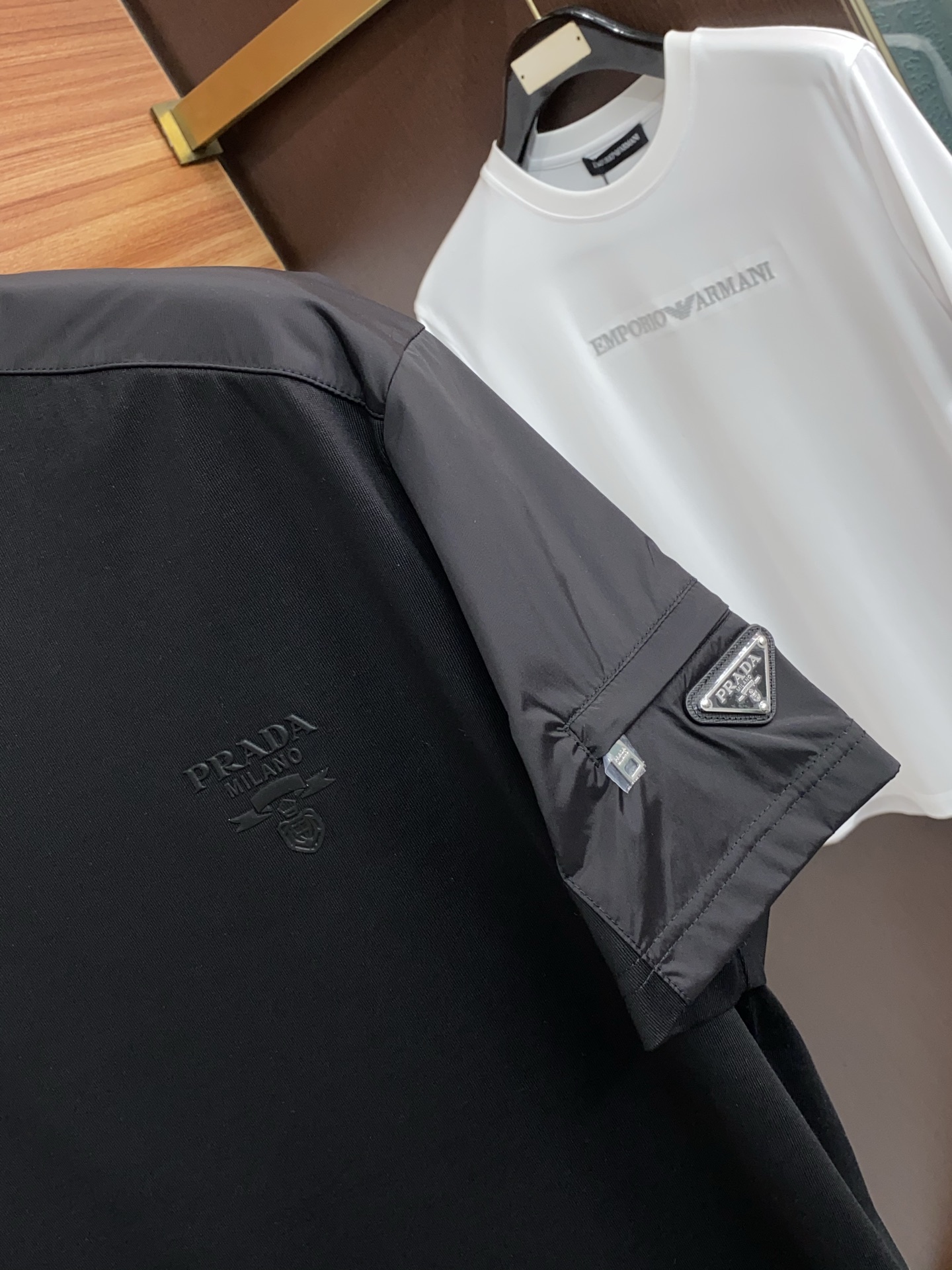 普拉达 26SS早春短袖T恤甄选软糯亲肤1丝光棉面料制成，标准版圆领短袖裁剪，更适合日常穿着。简约不失设