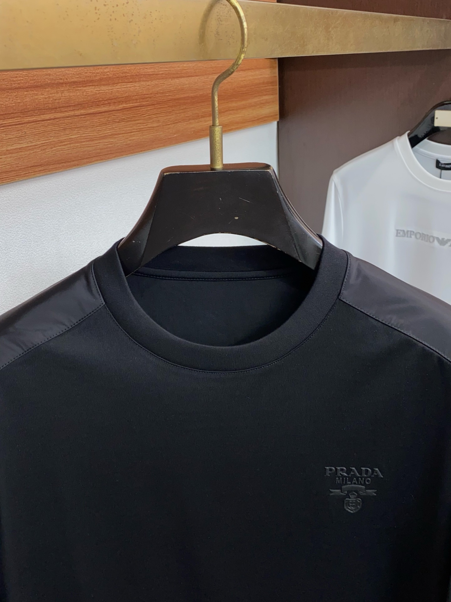 普拉达 26SS早春短袖T恤甄选软糯亲肤1丝光棉面料制成，标准版圆领短袖裁剪，更适合日常穿着。简约不失设