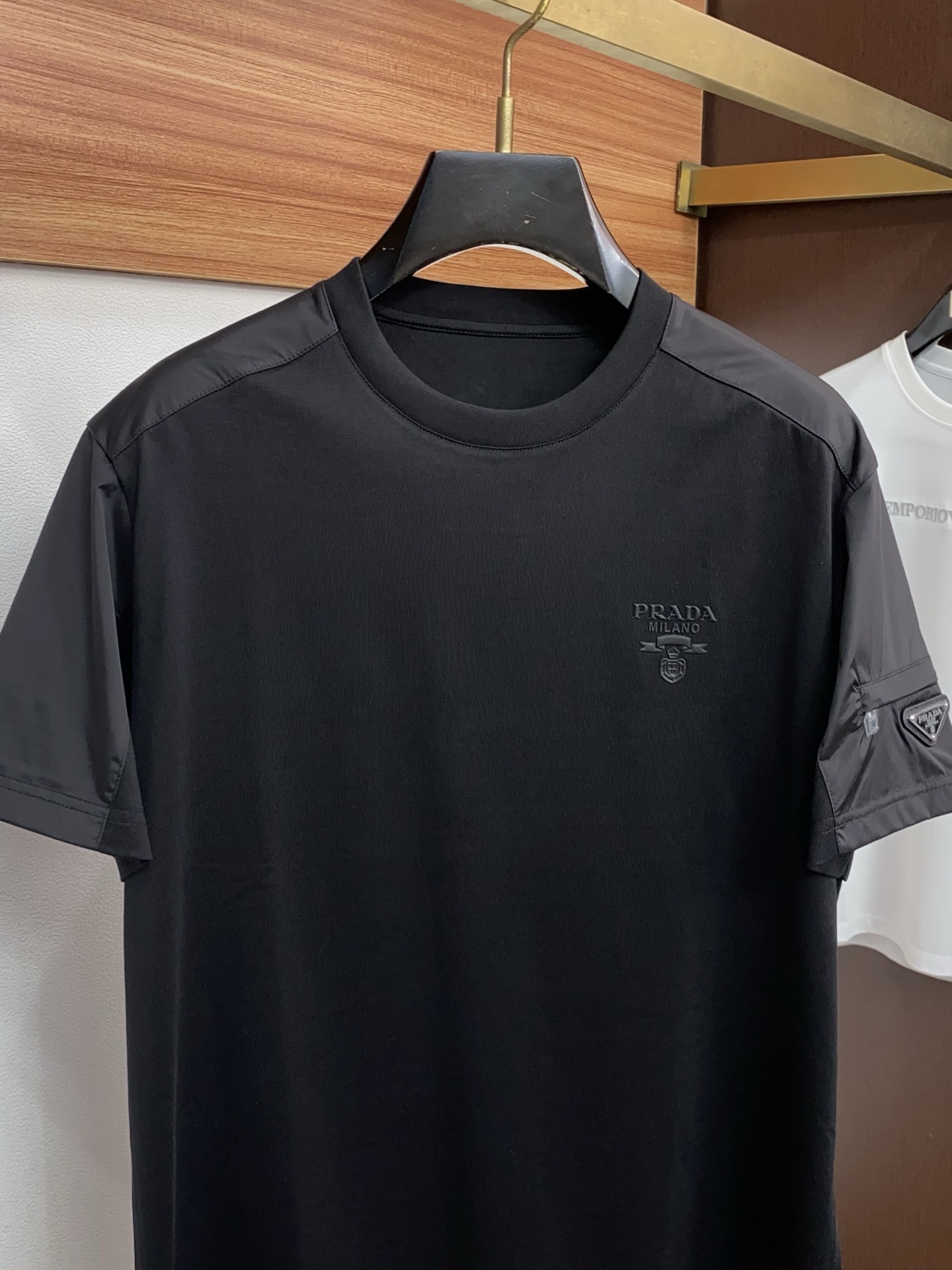 普拉达 26SS早春短袖T恤甄选软糯亲肤1丝光棉面料制成，标准版圆领短袖裁剪，更适合日常穿着。简约不失设