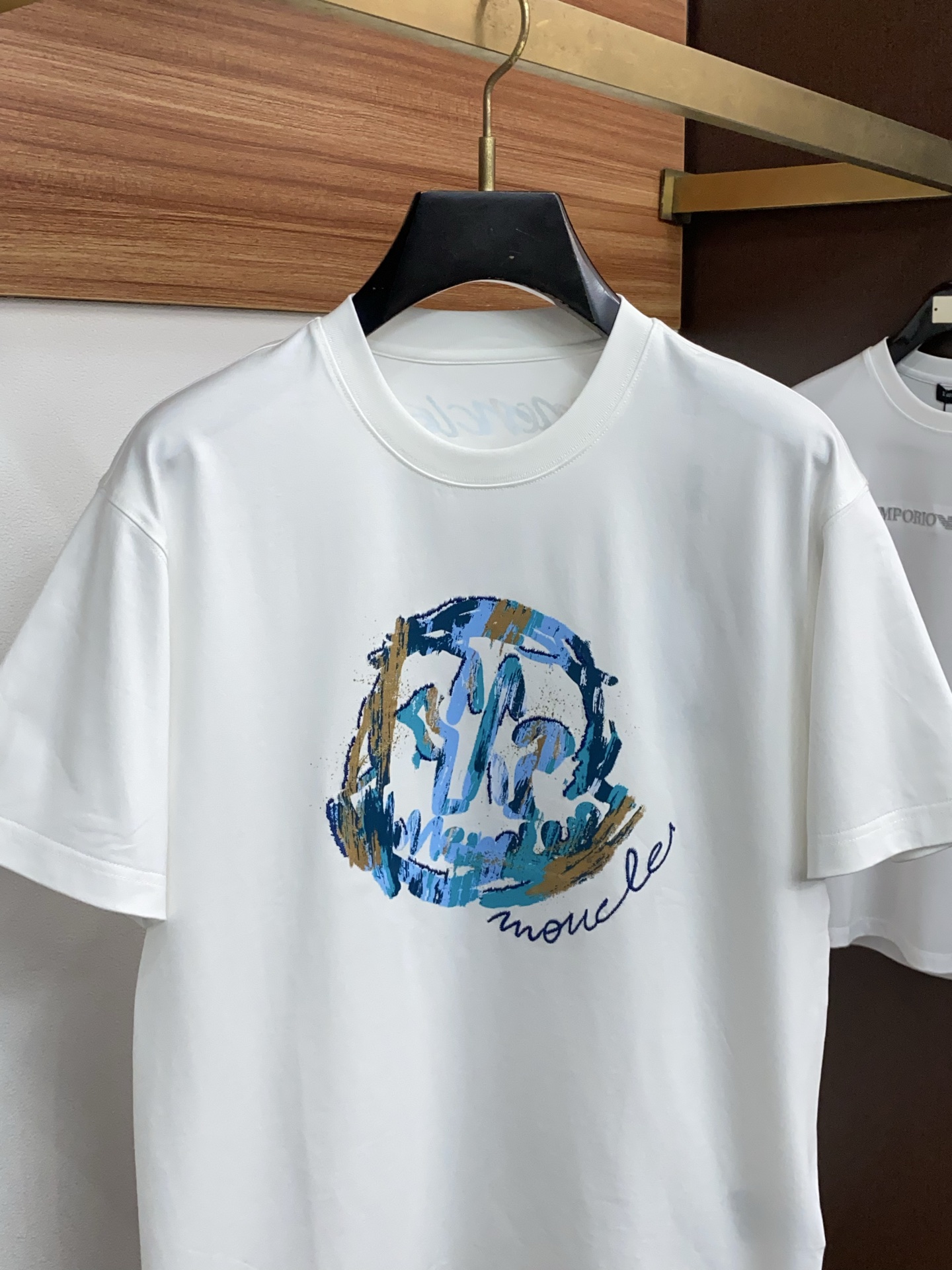 蒙口 26SS早春短袖T恤甄选软糯亲肤丝光棉面料制成，标准版圆领短袖裁剪，更适合日常穿着。简约不失设计感