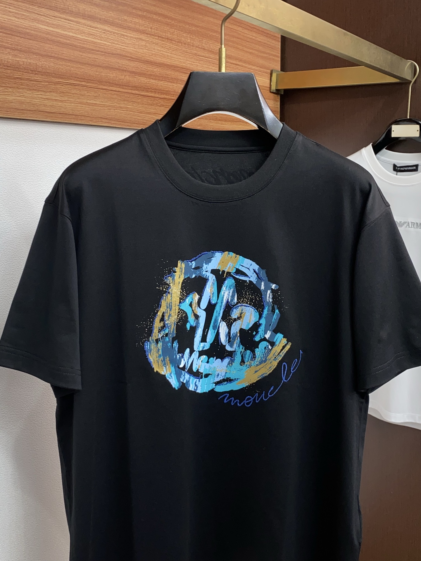 蒙口 26SS早春短袖T恤甄选软糯亲肤丝光棉面料制成，标准版圆领短袖裁剪，更适合日常穿着。简约不失设计感