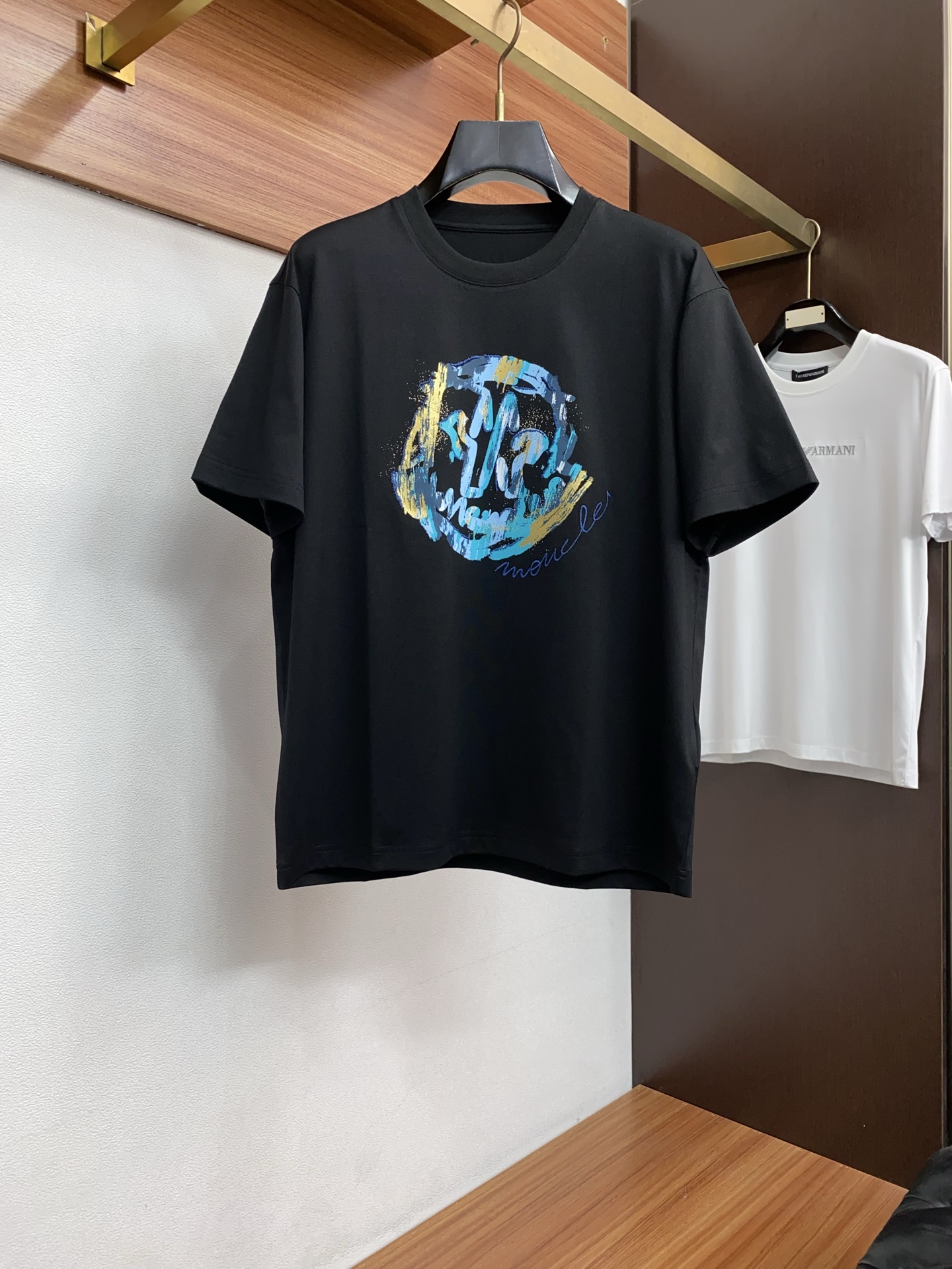 蒙口 26SS早春短袖T恤甄选软糯亲肤丝光棉面料制成，标准版圆领短袖裁剪，更适合日常穿着。简约不失设计感