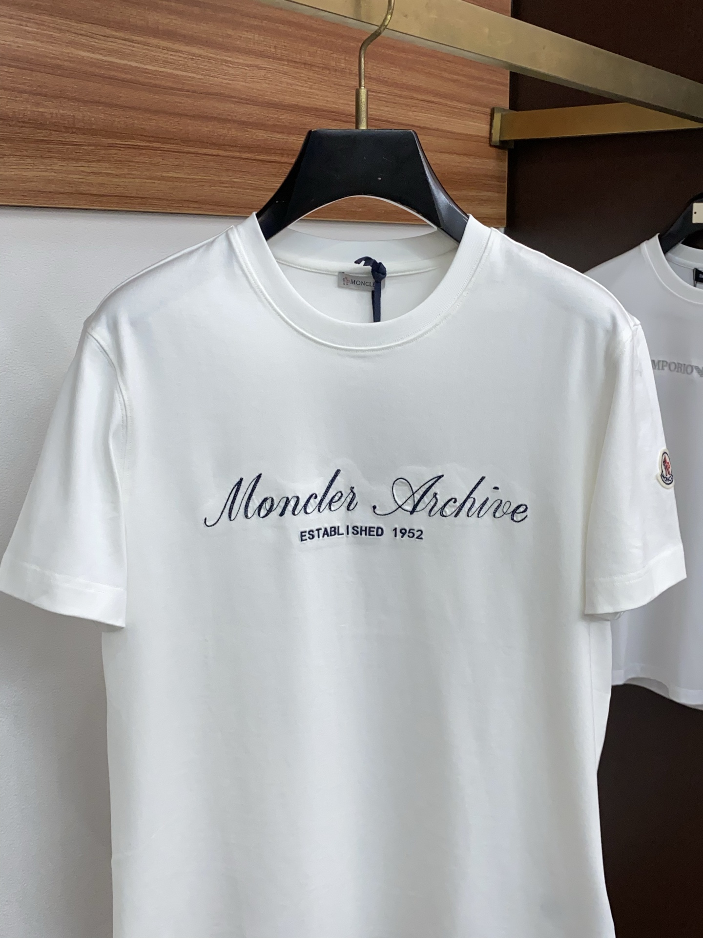 蒙口 正码 M-3xL 26SS早春短袖T恤甄选软糯亲肤的全棉面料制成，标准版圆领短袖裁剪，更适合日常穿