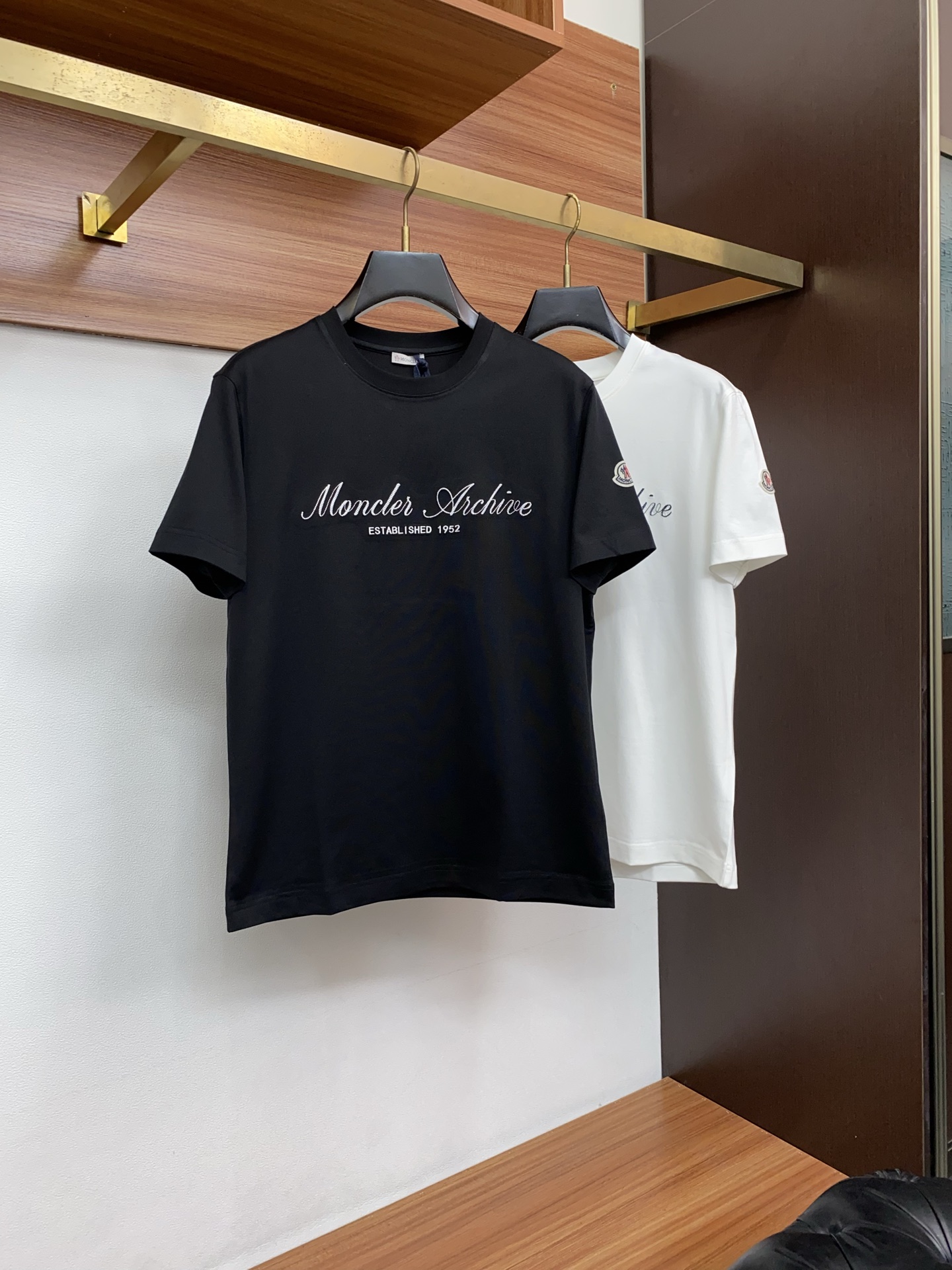 蒙口 正码 M-3xL 26SS早春短袖T恤甄选软糯亲肤的全棉面料制成，标准版圆领短袖裁剪，更适合日常穿