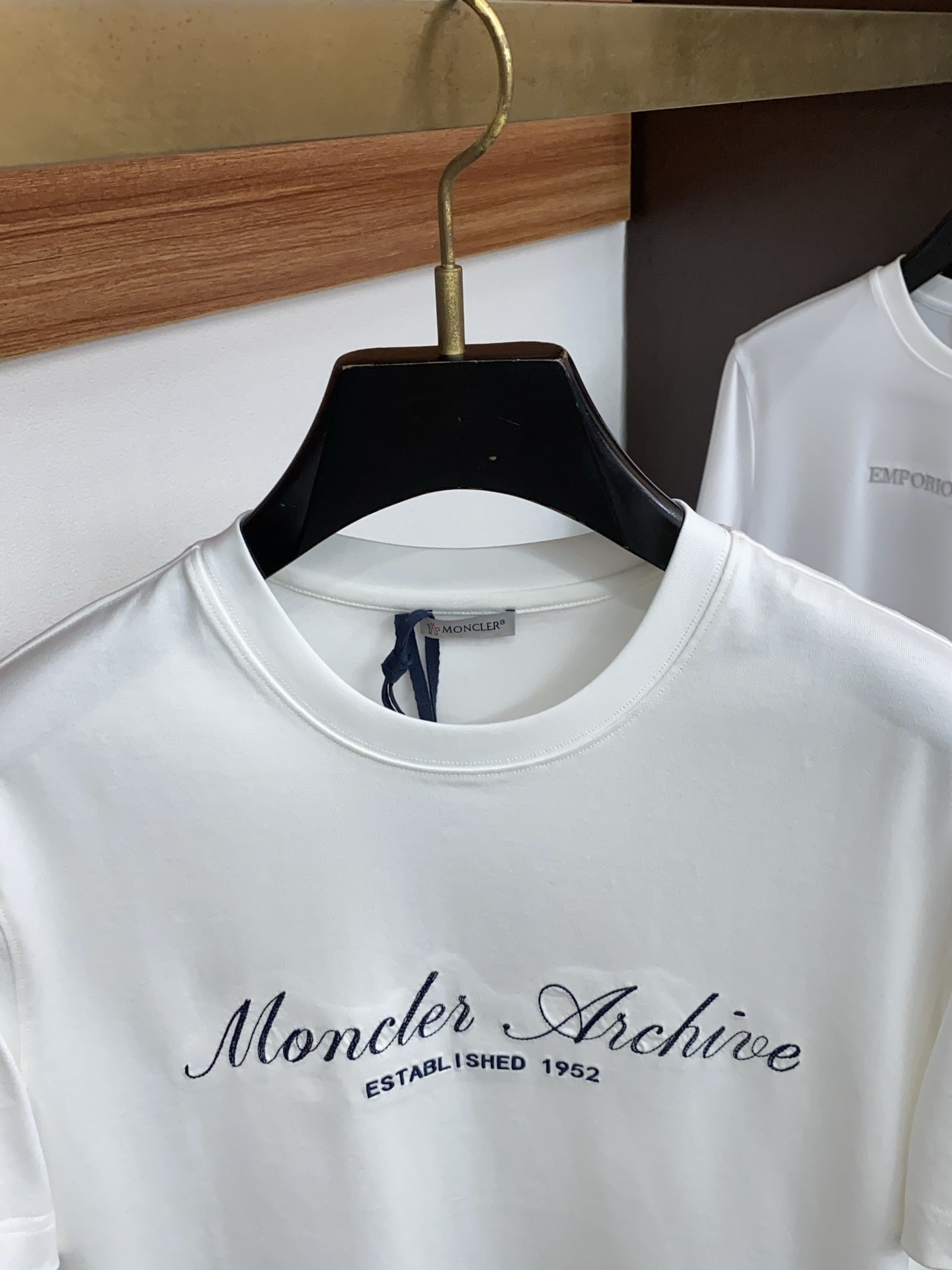 蒙口 正码 M-3xL 26SS早春短袖T恤甄选软糯亲肤的全棉面料制成，标准版圆领短袖裁剪，更适合日常穿