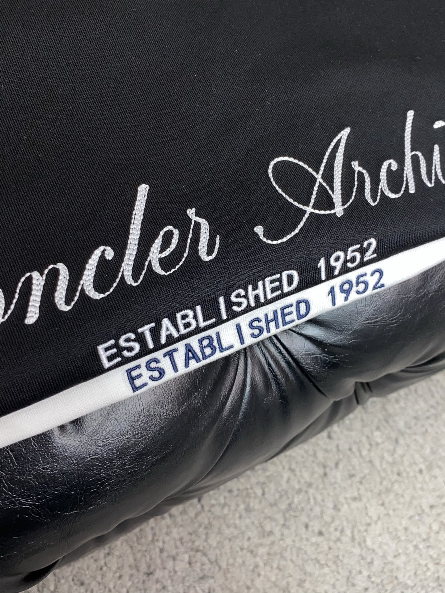 蒙口 正码 M-3xL 26SS早春短袖T恤甄选软糯亲肤的全棉面料制成，标准版圆领短袖裁剪，更适合日常穿