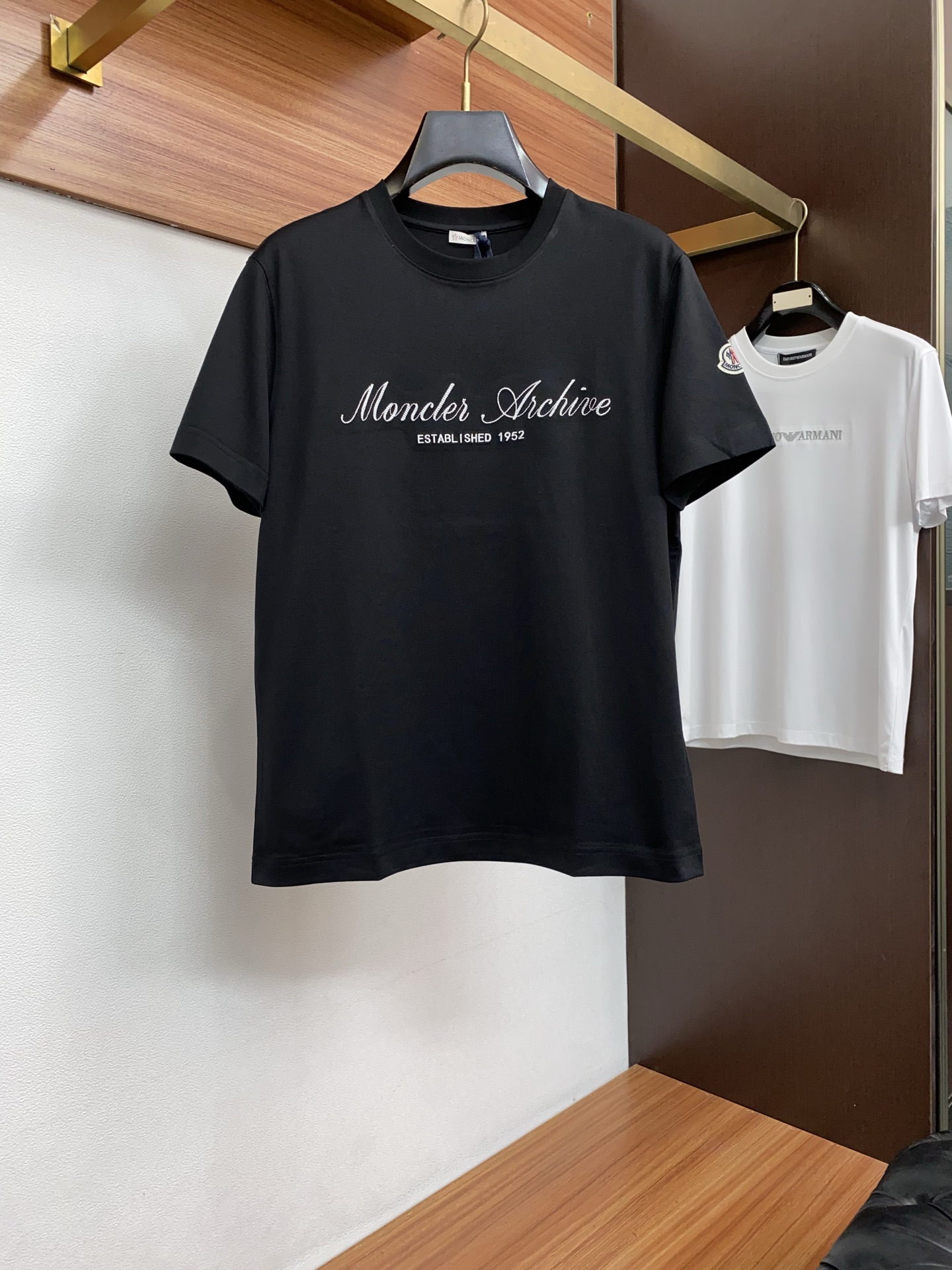 蒙口 正码 M-3xL 26SS早春短袖T恤甄选软糯亲肤的全棉面料制成，标准版圆领短袖裁剪，更适合日常穿