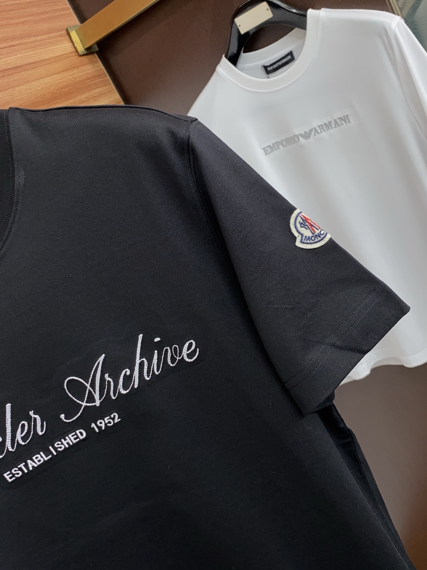 蒙口 正码 M-3xL 26SS早春短袖T恤甄选软糯亲肤的全棉面料制成，标准版圆领短袖裁剪，更适合日常穿