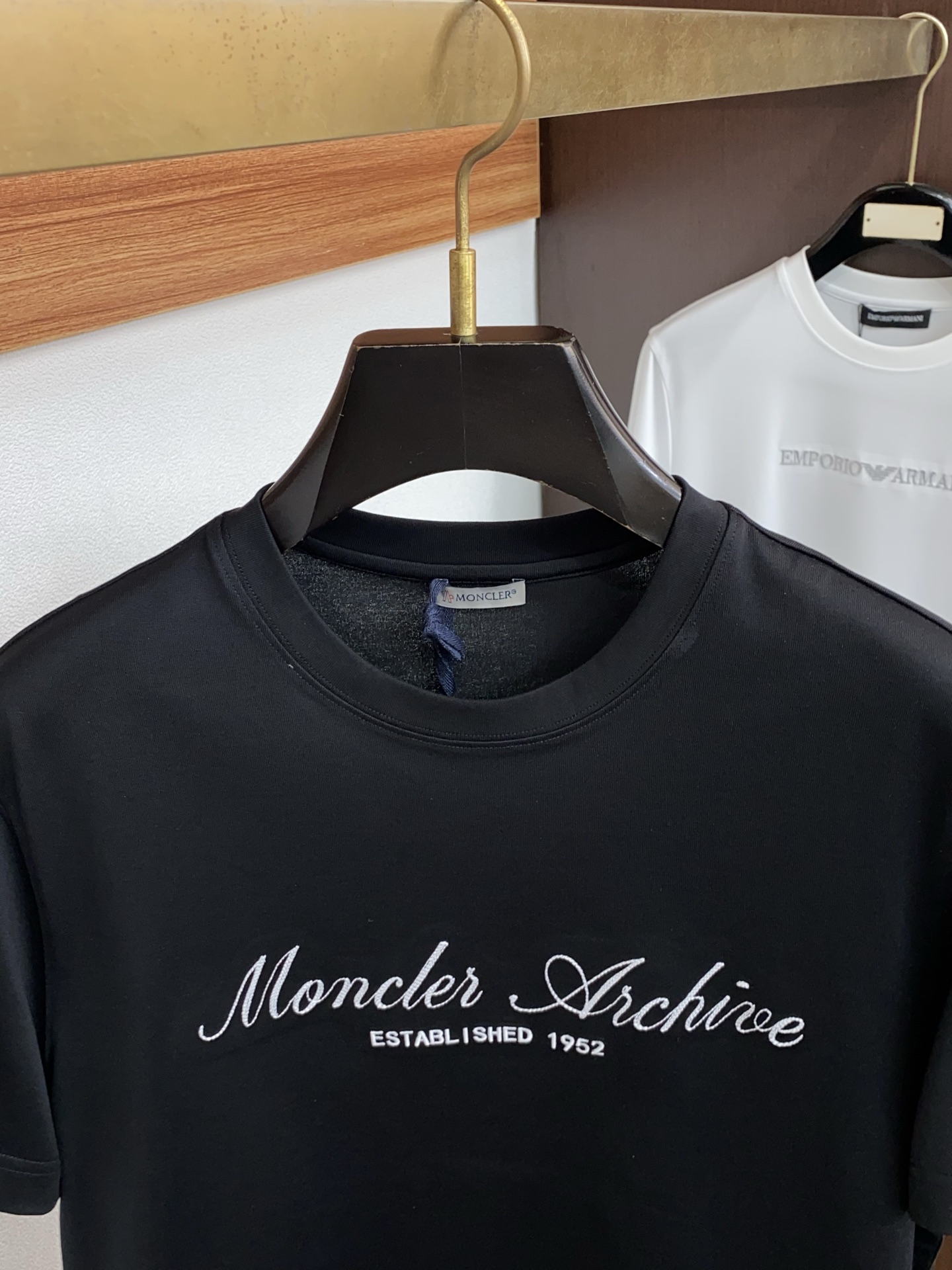 蒙口 正码 M-3xL 26SS早春短袖T恤甄选软糯亲肤的全棉面料制成，标准版圆领短袖裁剪，更适合日常穿