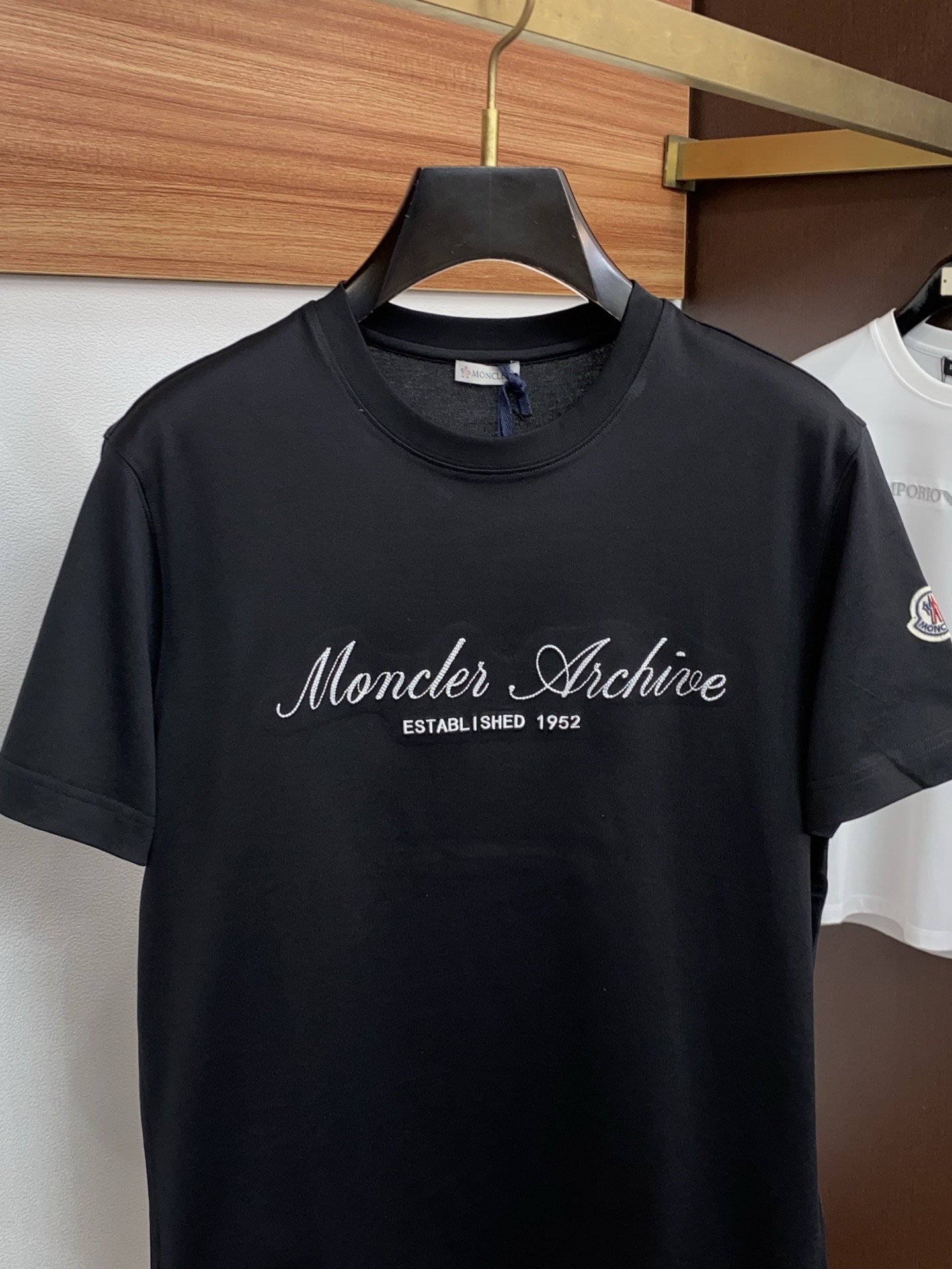 蒙口 正码 M-3xL 26SS早春短袖T恤甄选软糯亲肤的全棉面料制成，标准版圆领短袖裁剪，更适合日常穿