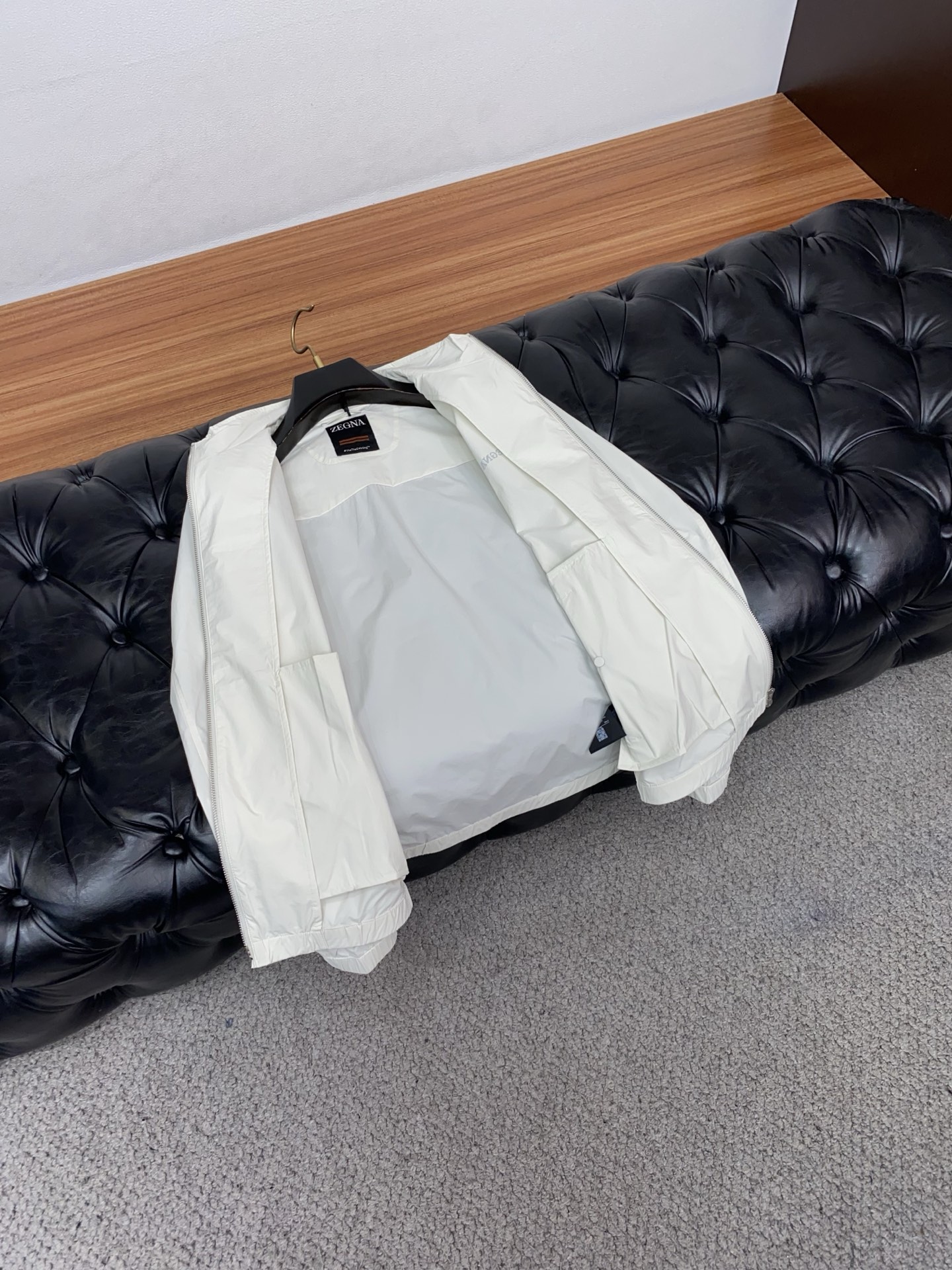 杰尼亚 2026新款男士休闲定制棉麻混纺立领夹克外套。穿上简约干练的休闲外套，瞬间重回时髦霸气，又是活力