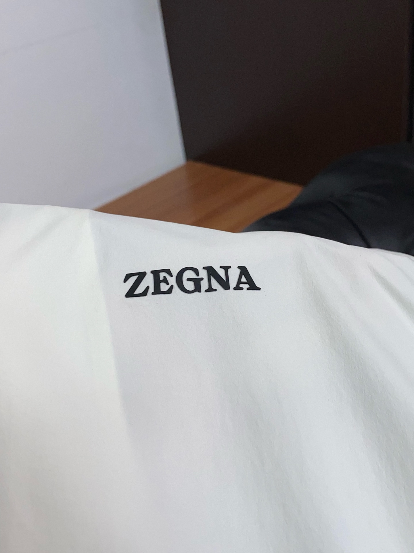 杰尼亚 2026新款男士休闲定制棉麻混纺立领夹克外套。穿上简约干练的休闲外套，瞬间重回时髦霸气，又是活力