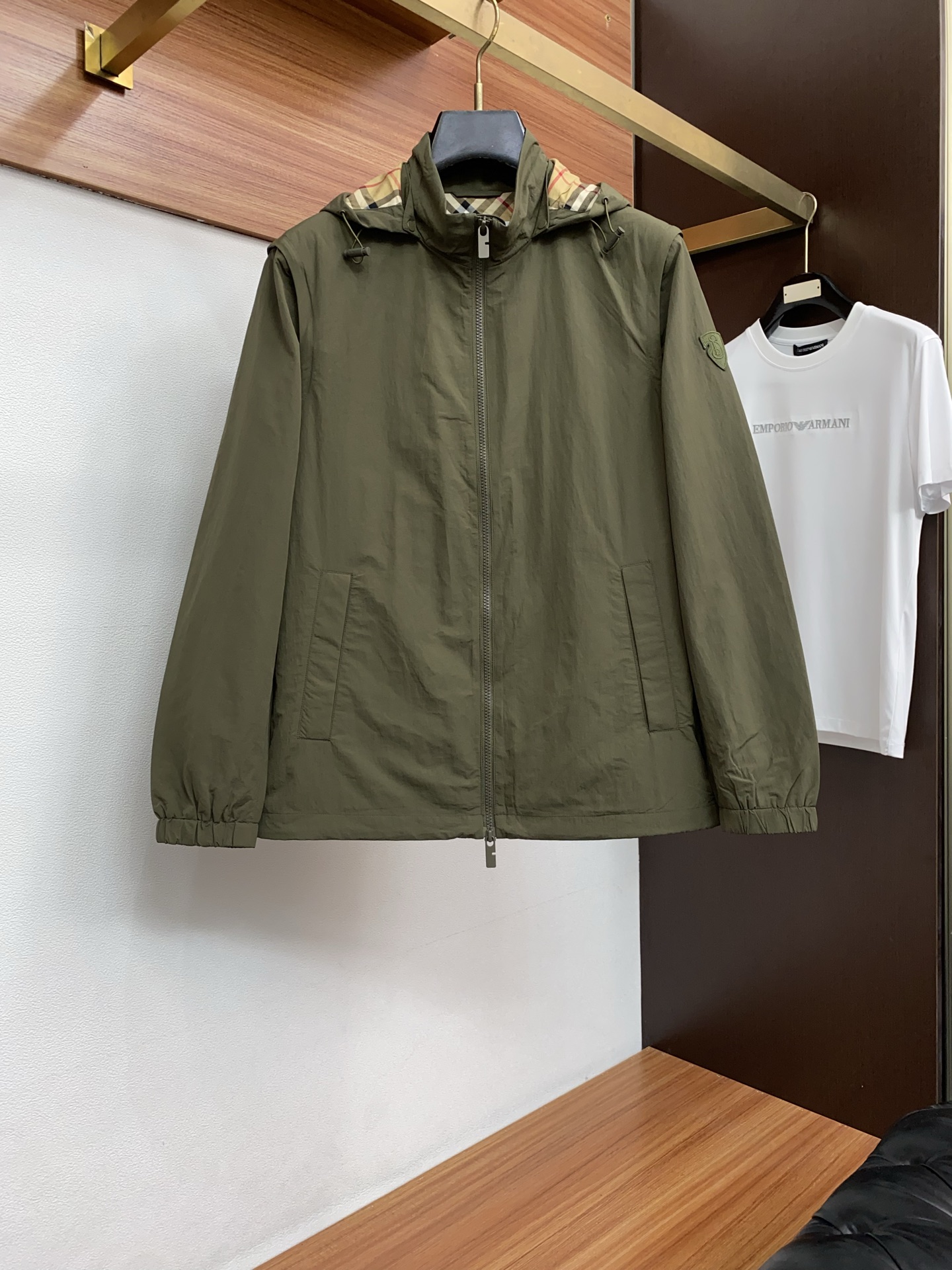 巴宝莉 T2026新款男士休闲定制夹克外套。穿上简约干练的休闲外套，瞬间重回时髦霸气，又是活力满满的状态