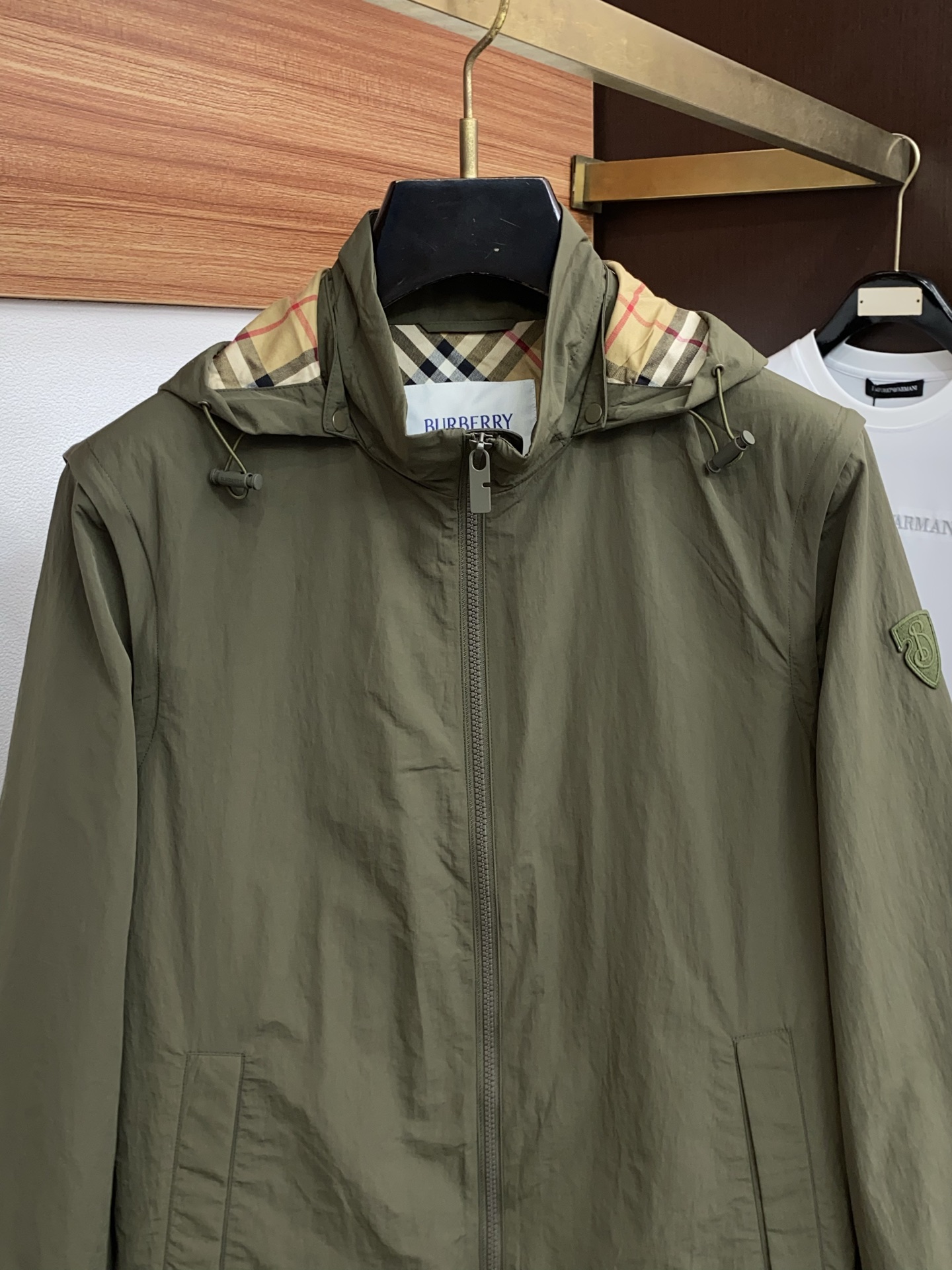 巴宝莉 T2026新款男士休闲定制夹克外套。穿上简约干练的休闲外套，瞬间重回时髦霸气，又是活力满满的状态