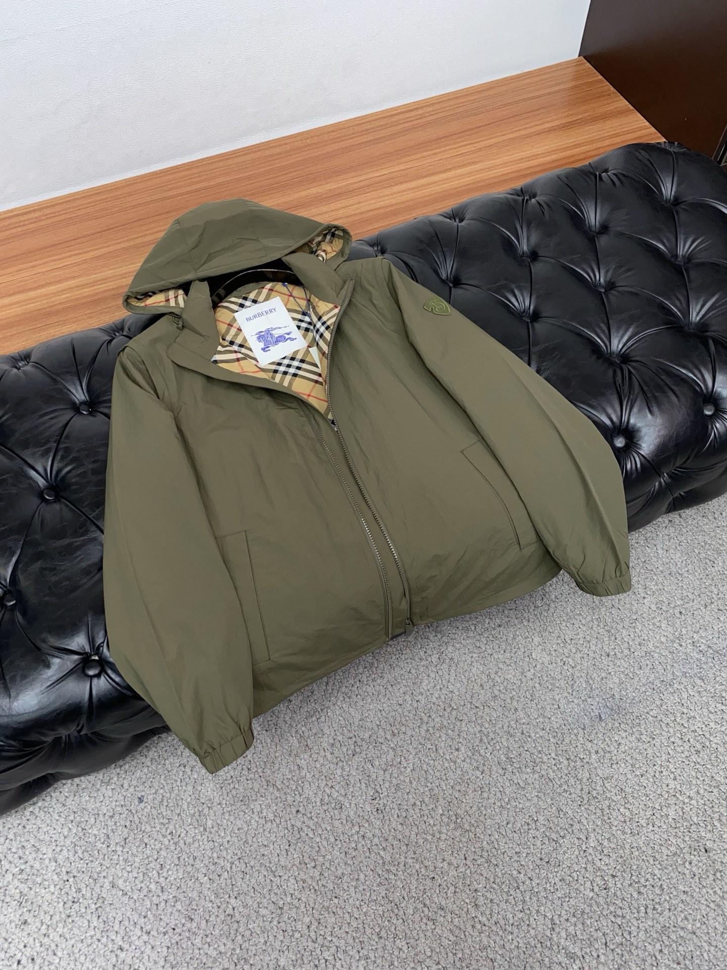 巴宝莉 T2026新款男士休闲定制夹克外套。穿上简约干练的休闲外套，瞬间重回时髦霸气，又是活力满满的状态