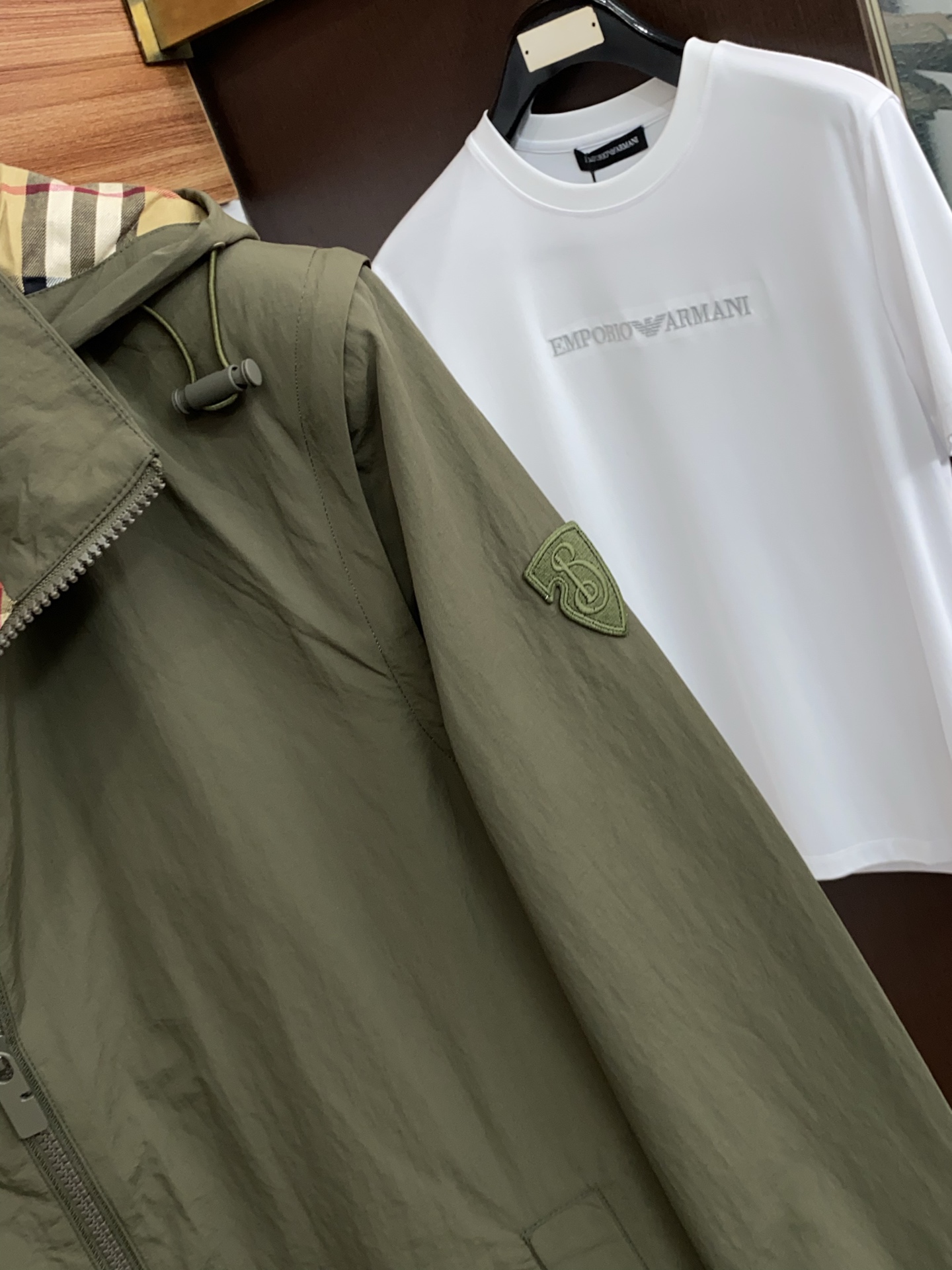 巴宝莉 T2026新款男士休闲定制夹克外套。穿上简约干练的休闲外套，瞬间重回时髦霸气，又是活力满满的状态