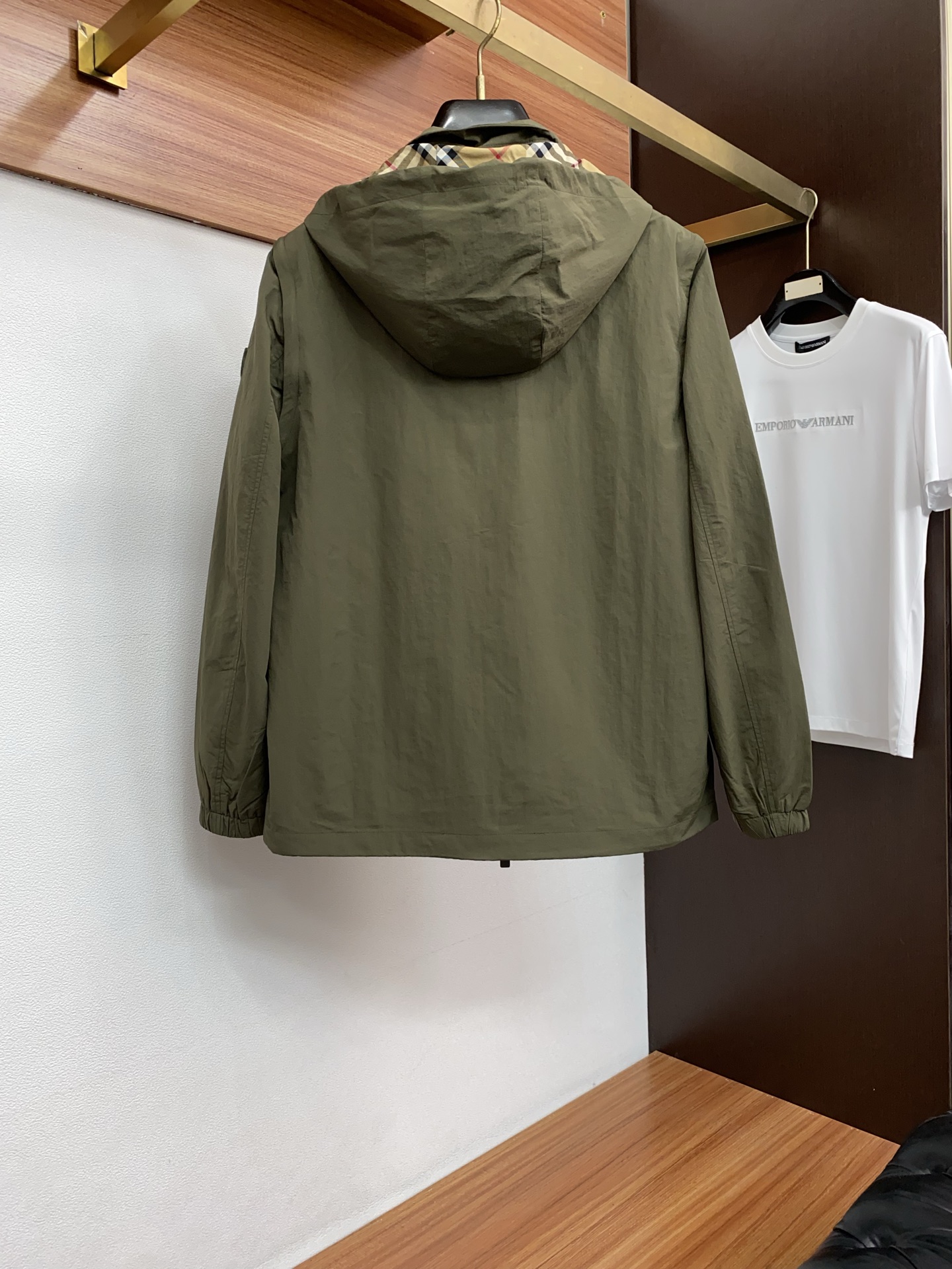 巴宝莉 T2026新款男士休闲定制夹克外套。穿上简约干练的休闲外套，瞬间重回时髦霸气，又是活力满满的状态