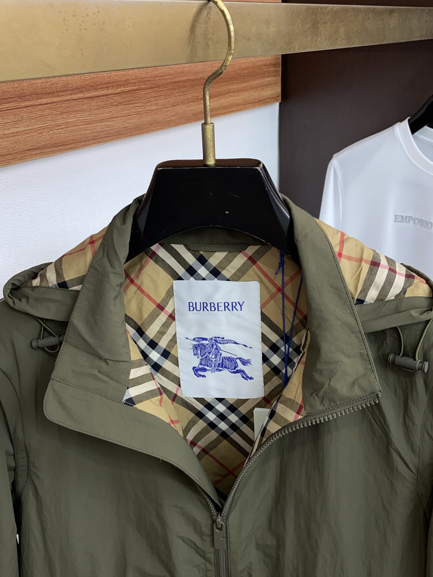 巴宝莉 T2026新款男士休闲定制夹克外套。穿上简约干练的休闲外套，瞬间重回时髦霸气，又是活力满满的状态