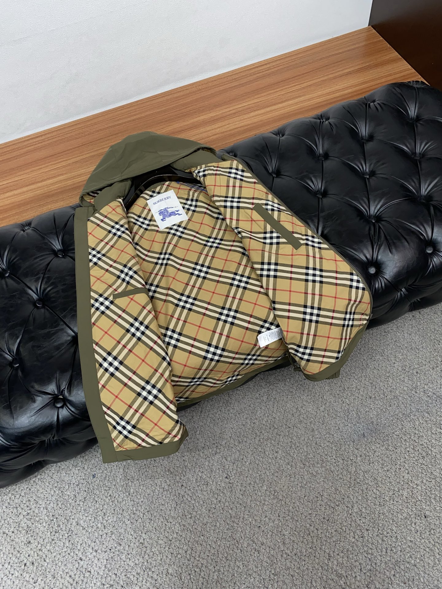 巴宝莉 T2026新款男士休闲定制夹克外套。穿上简约干练的休闲外套，瞬间重回时髦霸气，又是活力满满的状态