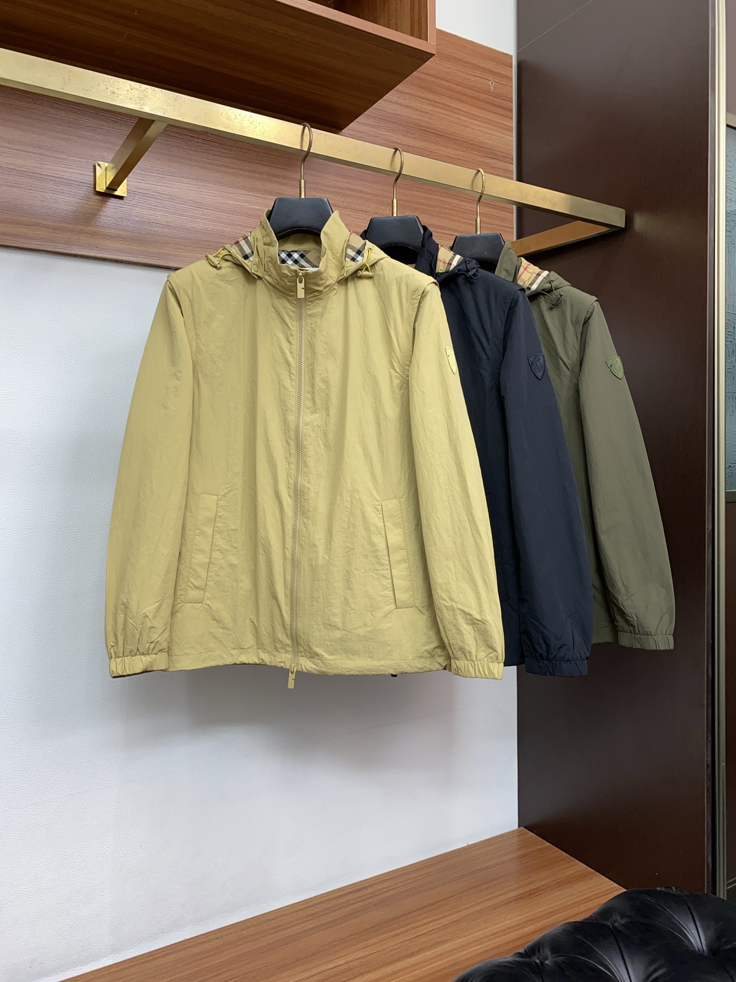 巴宝莉 T2026新款男士休闲定制夹克外套。穿上简约干练的休闲外套，瞬间重回时髦霸气，又是活力满满的状态