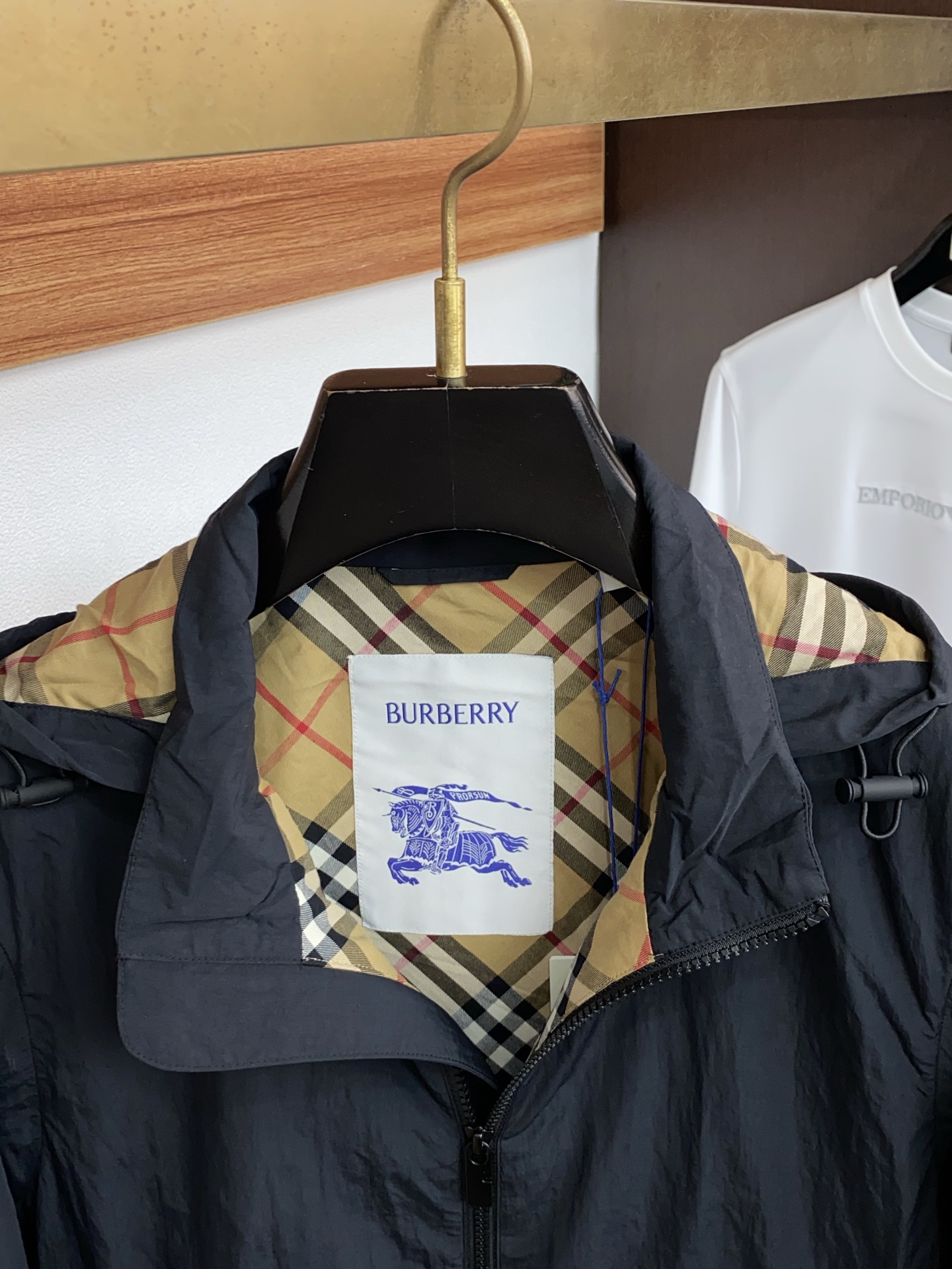 巴宝莉 T2026新款男士休闲定制夹克外套。穿上简约干练的休闲外套，瞬间重回时髦霸气，又是活力满满的状态