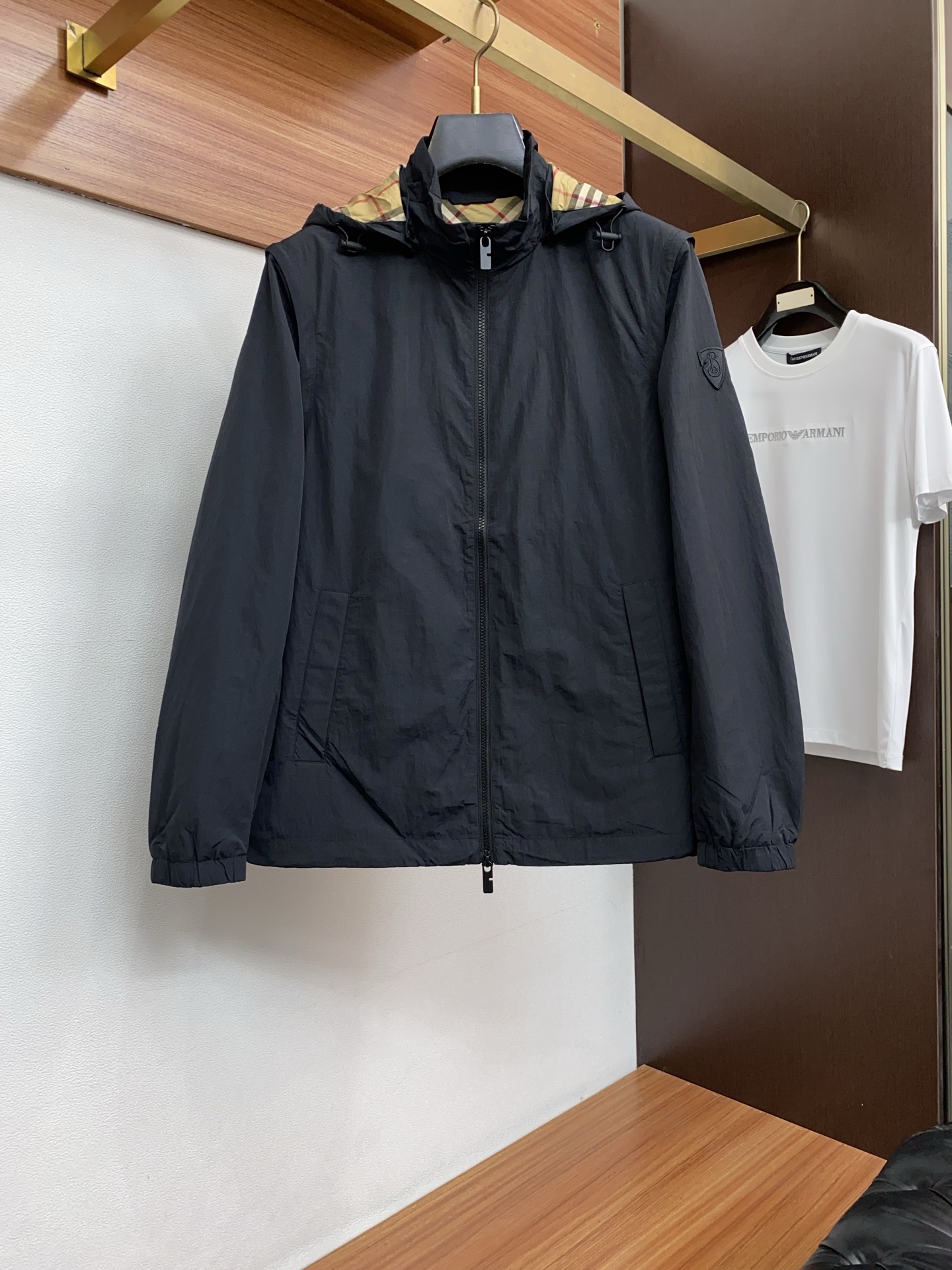 巴宝莉 T2026新款男士休闲定制夹克外套。穿上简约干练的休闲外套，瞬间重回时髦霸气，又是活力满满的状态