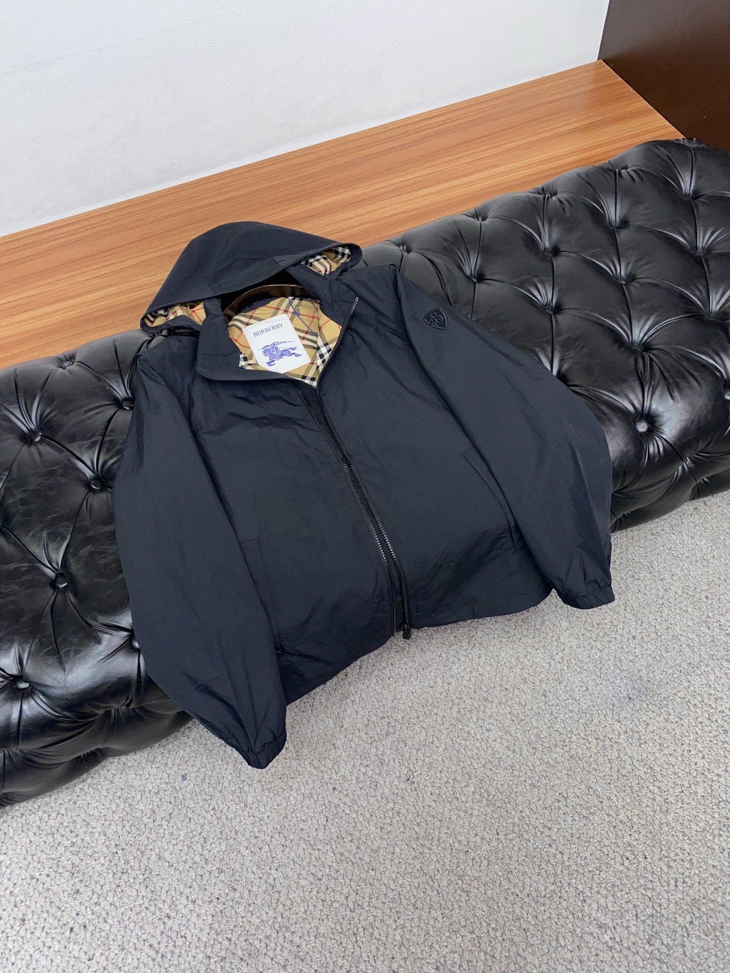 巴宝莉 T2026新款男士休闲定制夹克外套。穿上简约干练的休闲外套，瞬间重回时髦霸气，又是活力满满的状态