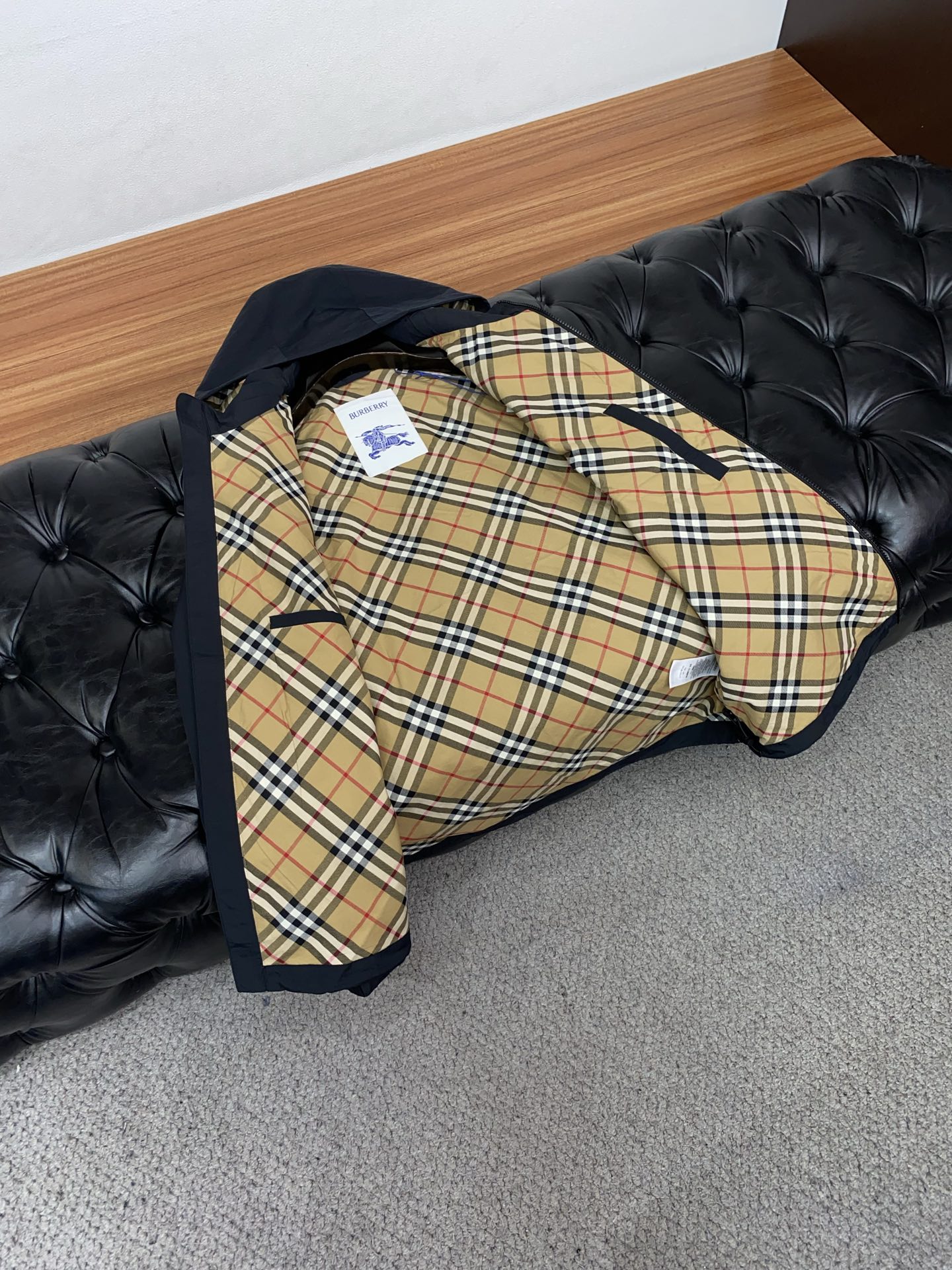 巴宝莉 T2026新款男士休闲定制夹克外套。穿上简约干练的休闲外套，瞬间重回时髦霸气，又是活力满满的状态