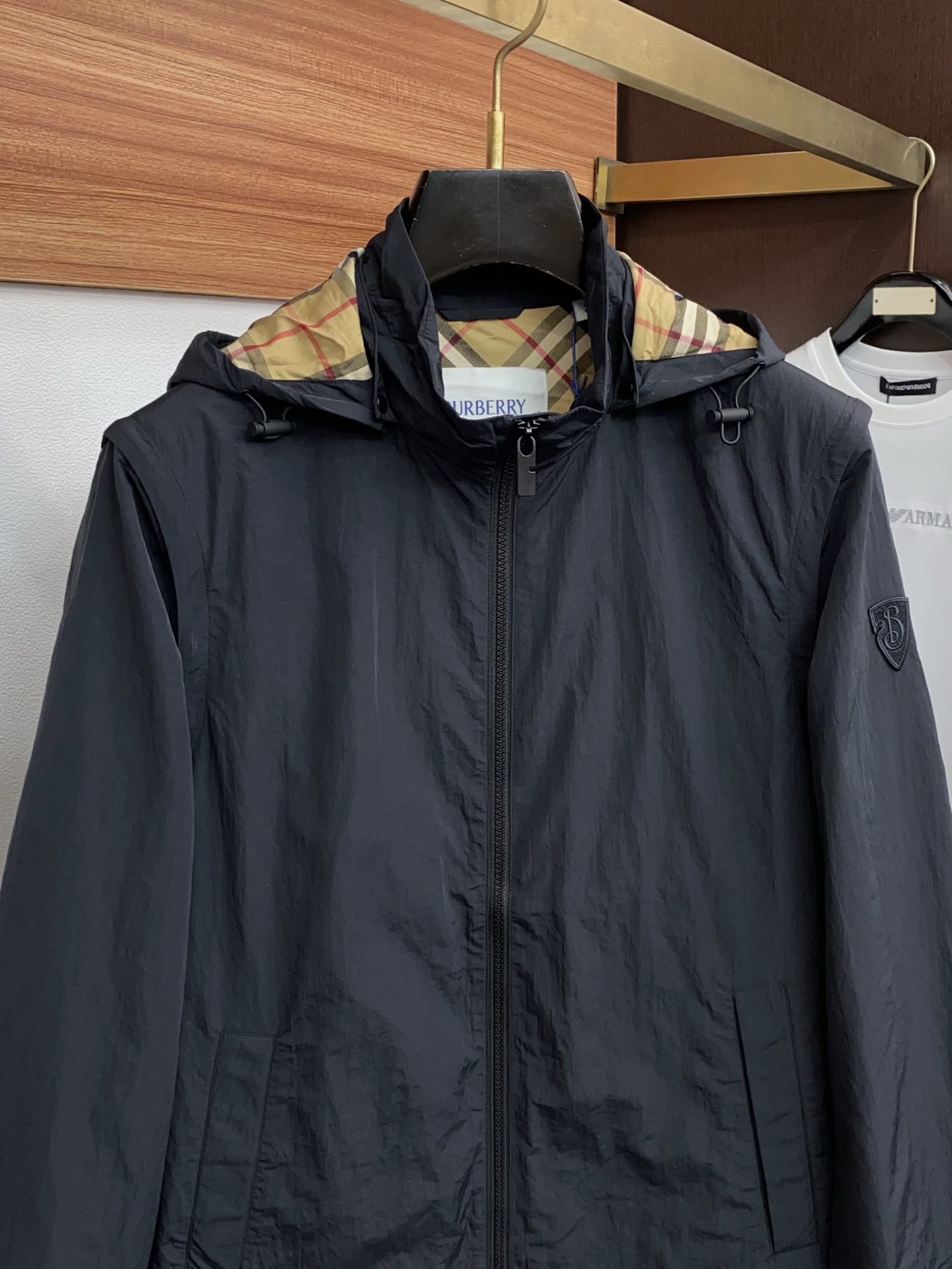 巴宝莉 T2026新款男士休闲定制夹克外套。穿上简约干练的休闲外套，瞬间重回时髦霸气，又是活力满满的状态