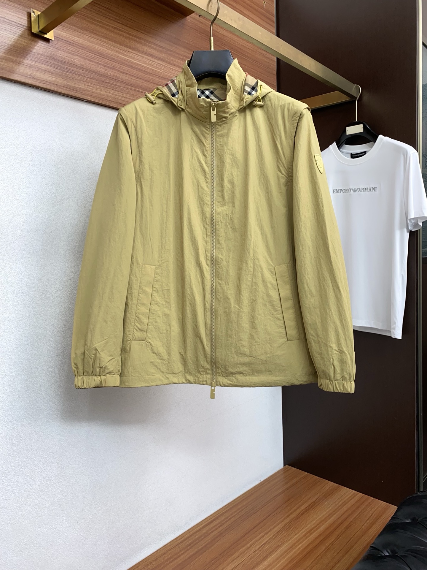 巴宝莉 T2026新款男士休闲定制夹克外套。穿上简约干练的休闲外套，瞬间重回时髦霸气，又是活力满满的状态