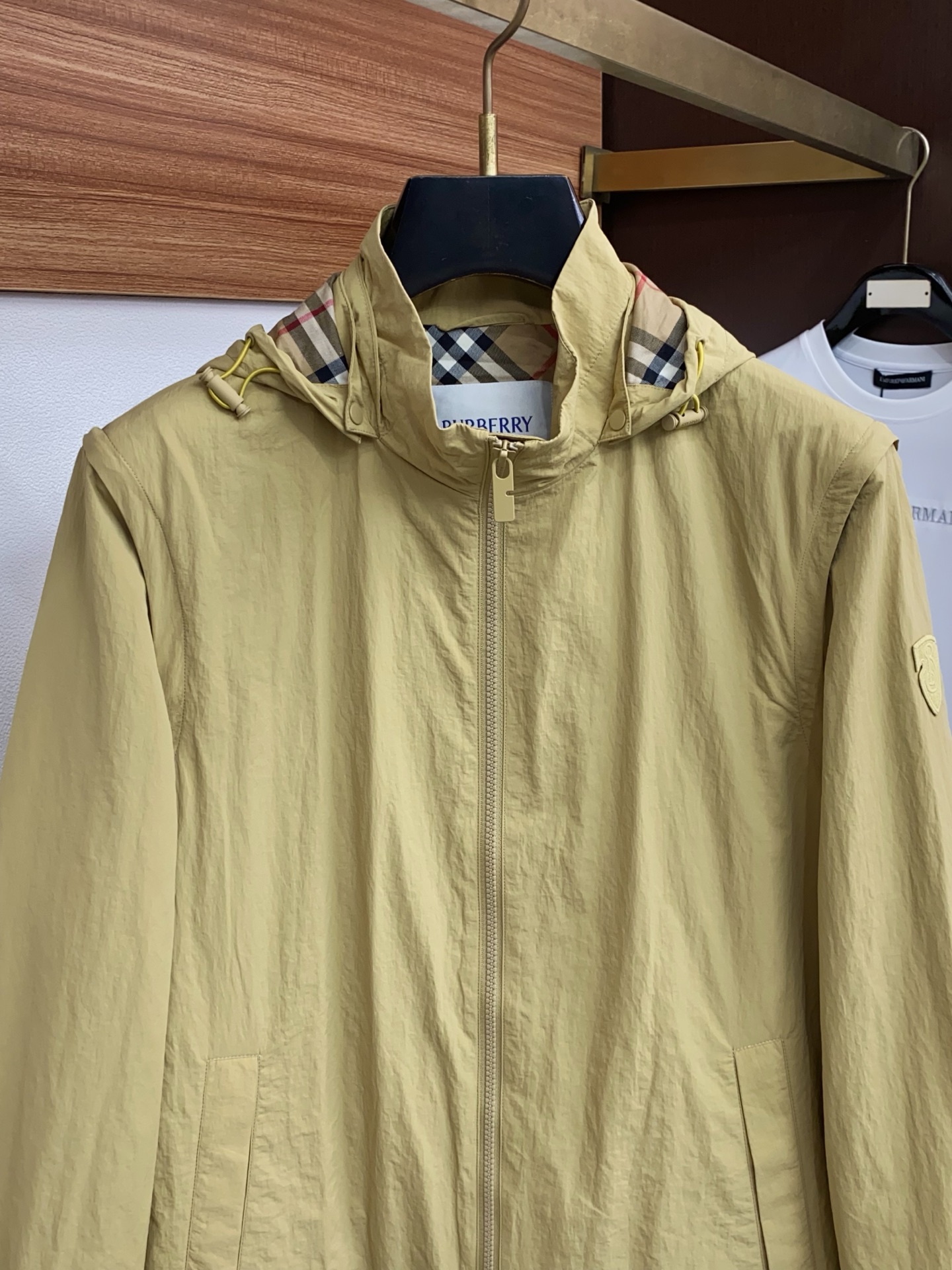 巴宝莉 T2026新款男士休闲定制夹克外套。穿上简约干练的休闲外套，瞬间重回时髦霸气，又是活力满满的状态