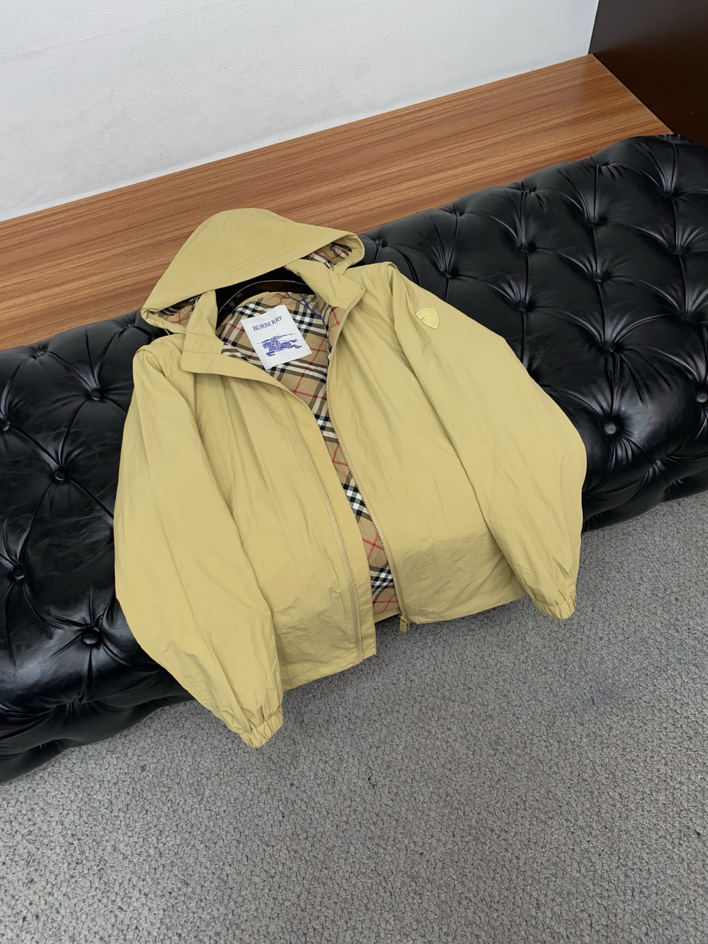 巴宝莉 T2026新款男士休闲定制夹克外套。穿上简约干练的休闲外套，瞬间重回时髦霸气，又是活力满满的状态