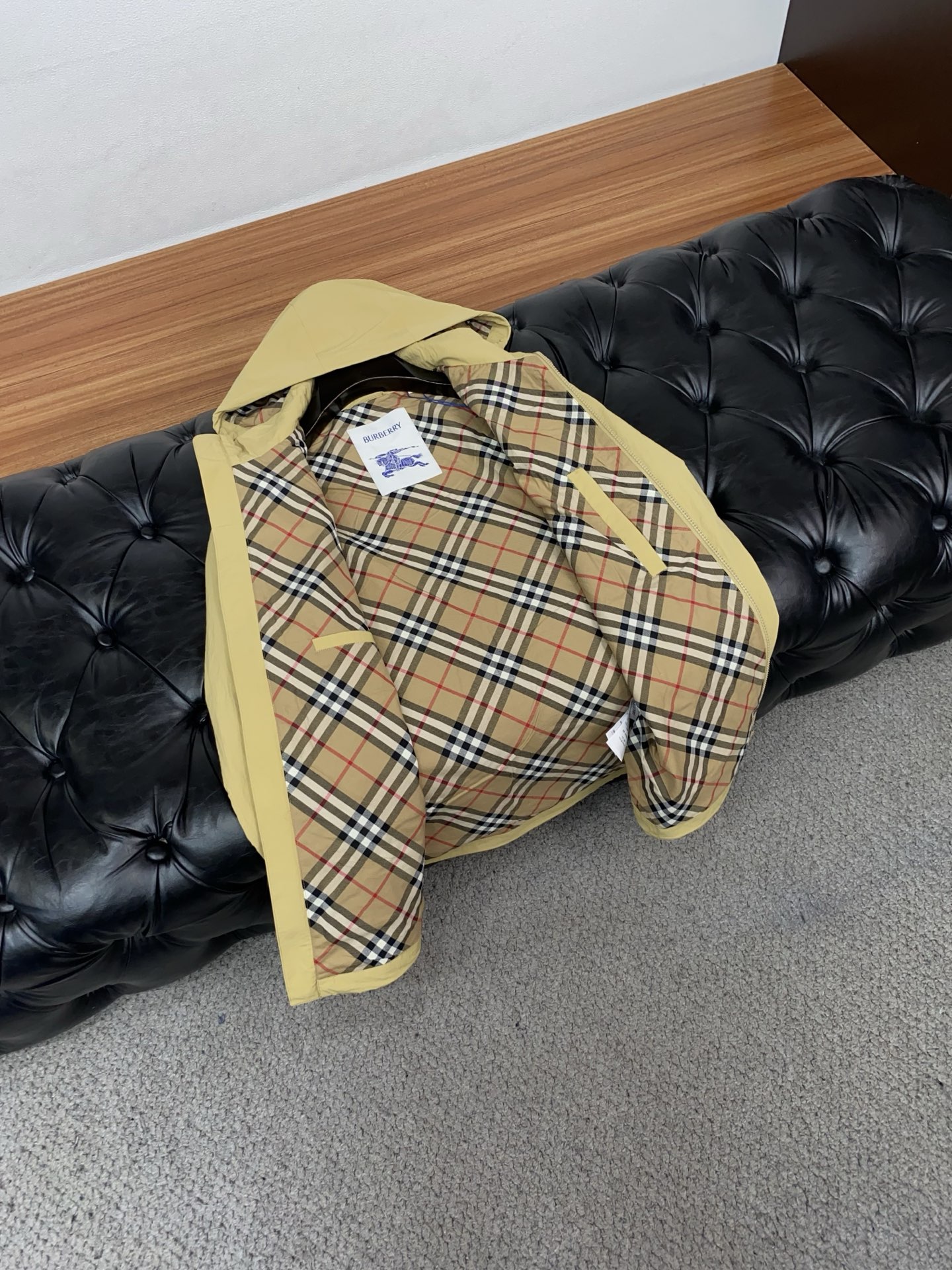 巴宝莉 T2026新款男士休闲定制夹克外套。穿上简约干练的休闲外套，瞬间重回时髦霸气，又是活力满满的状态