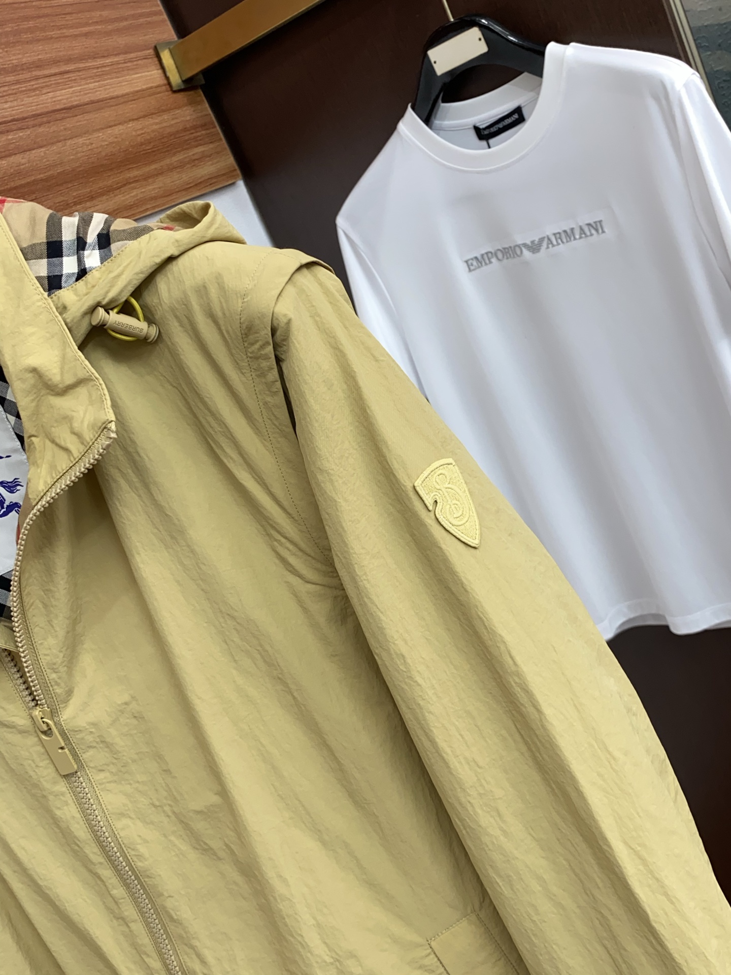 巴宝莉 T2026新款男士休闲定制夹克外套。穿上简约干练的休闲外套，瞬间重回时髦霸气，又是活力满满的状态