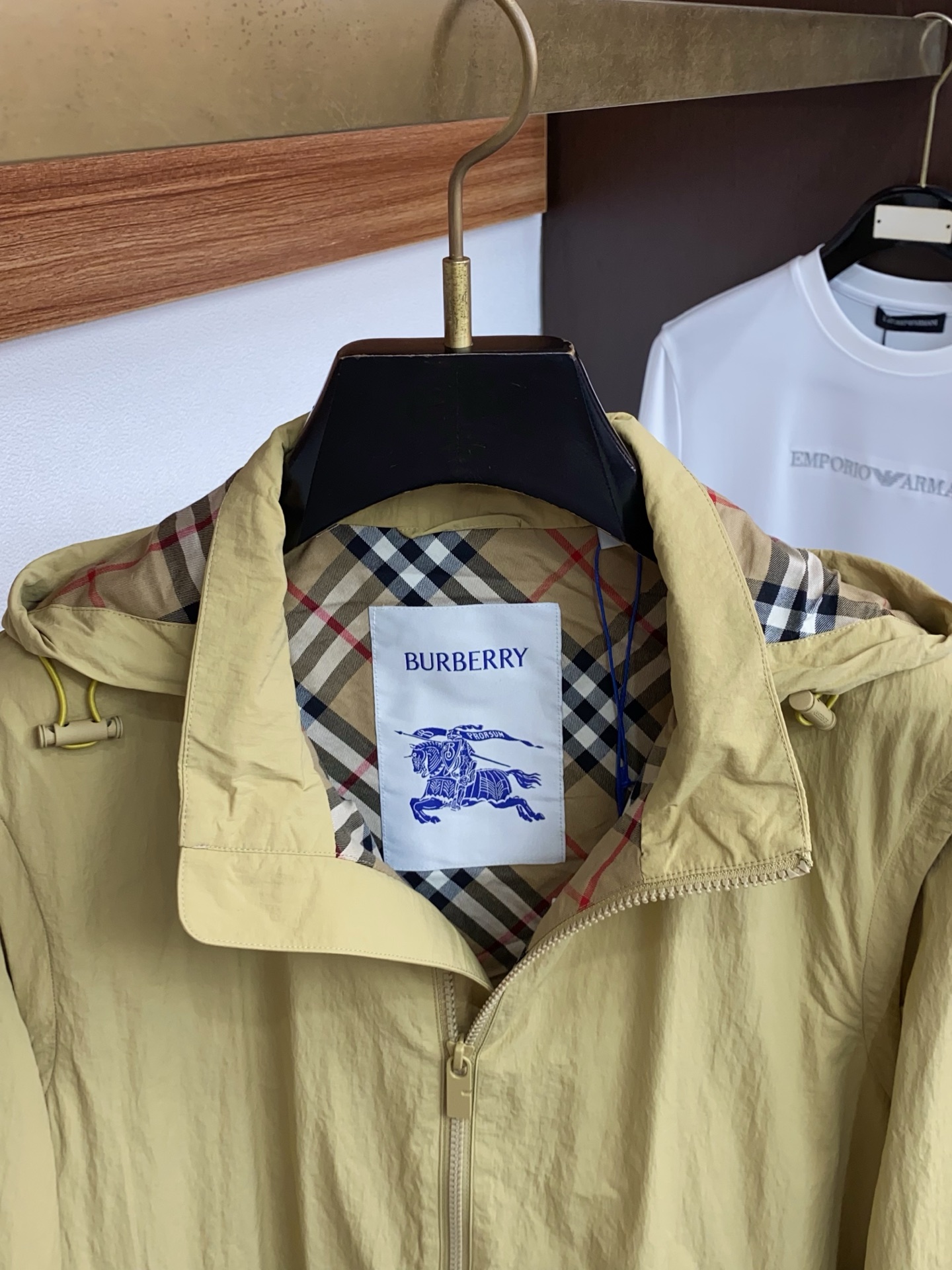 巴宝莉 T2026新款男士休闲定制夹克外套。穿上简约干练的休闲外套，瞬间重回时髦霸气，又是活力满满的状态