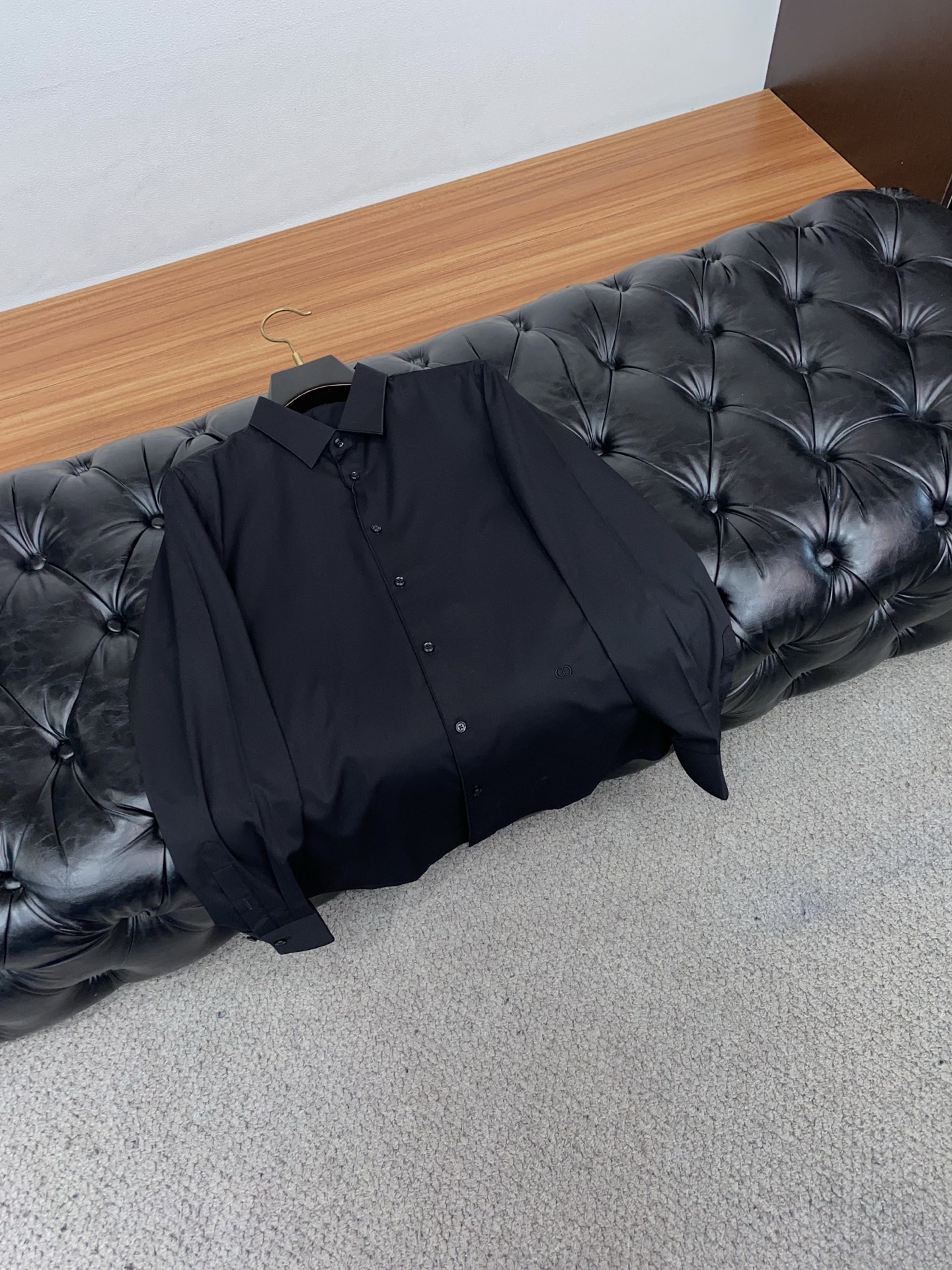 迪奥 专柜最新款长袖衬衣，贸易公司渠道稀出，领先官网发售！经典休闲衬衫搭配独特的法式领设计，胸口精字母刺