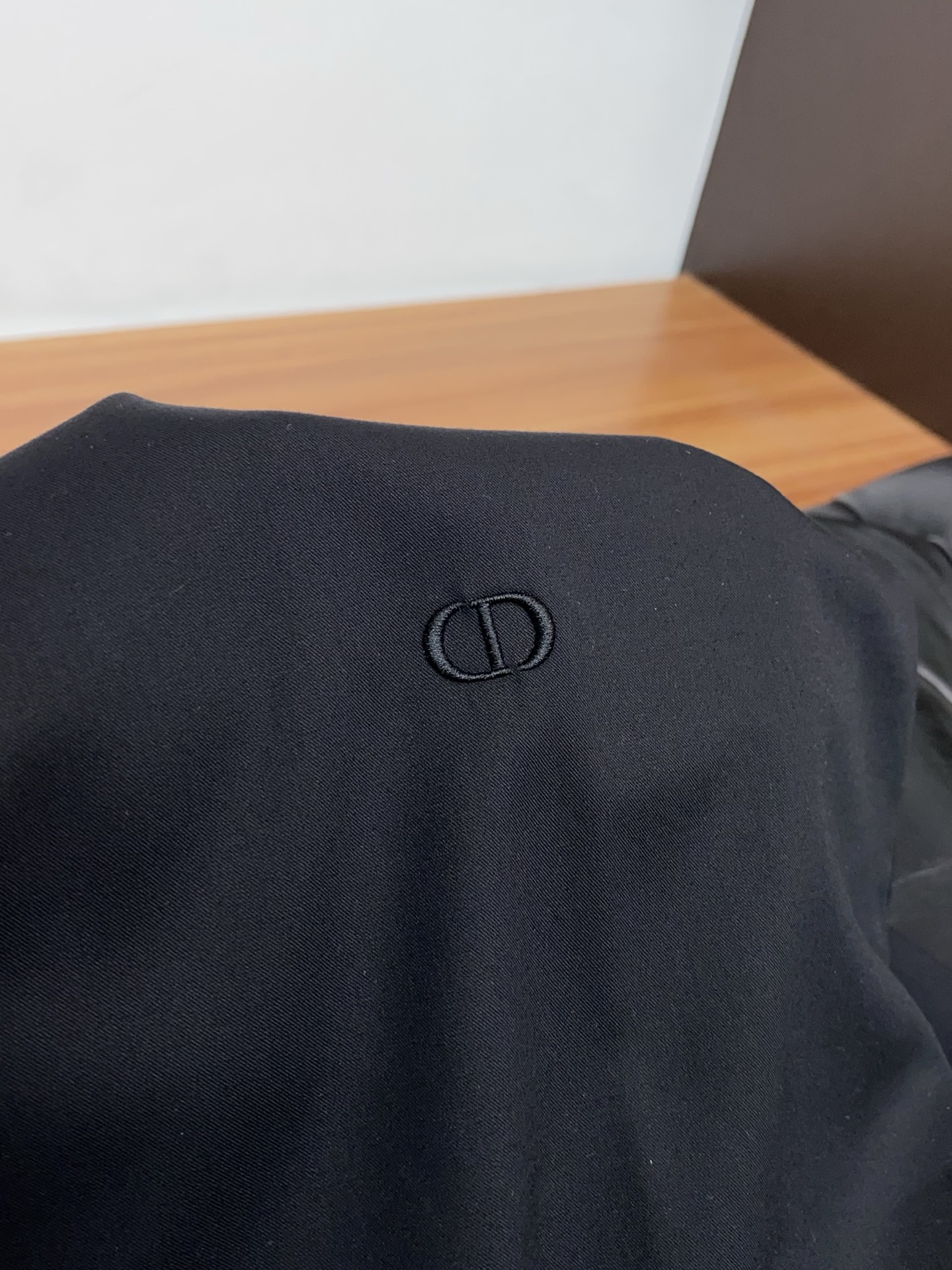 迪奥 专柜最新款长袖衬衣，贸易公司渠道稀出，领先官网发售！经典休闲衬衫搭配独特的法式领设计，胸口精字母刺