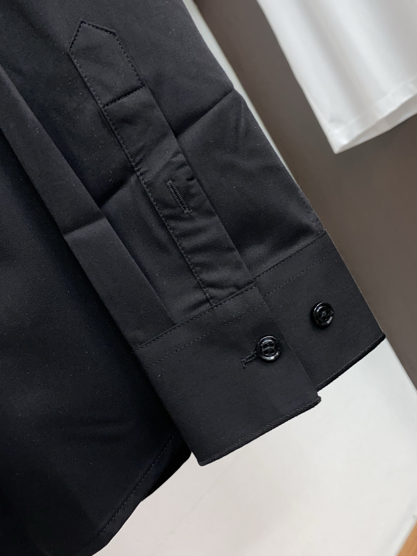 迪奥 专柜最新款长袖衬衣，贸易公司渠道稀出，领先官网发售！经典休闲衬衫搭配独特的法式领设计，胸口精字母刺