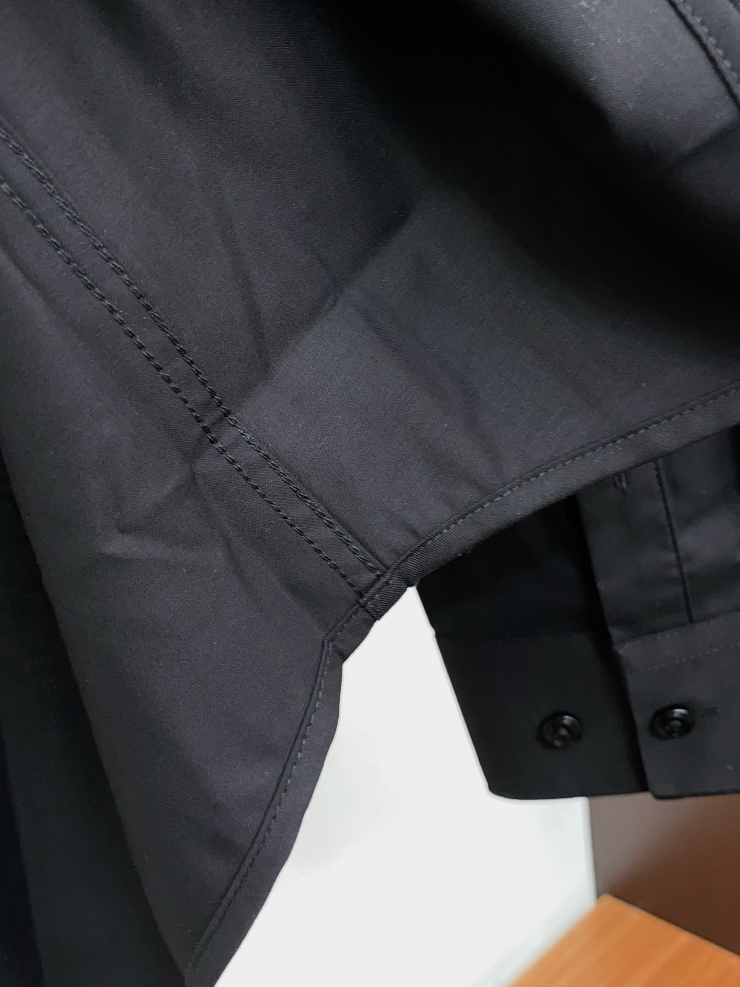 迪奥 专柜最新款长袖衬衣，贸易公司渠道稀出，领先官网发售！经典休闲衬衫搭配独特的法式领设计，胸口精字母刺