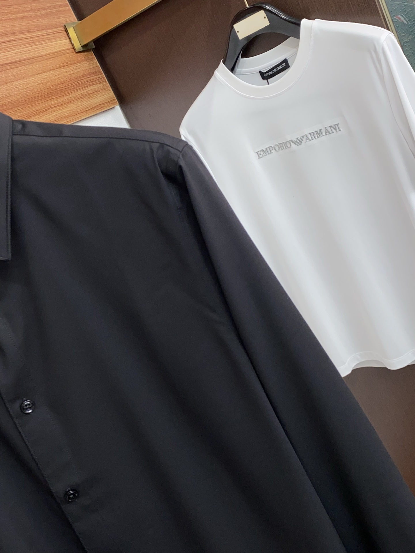 迪奥 专柜最新款长袖衬衣，贸易公司渠道稀出，领先官网发售！经典休闲衬衫搭配独特的法式领设计，胸口精字母刺