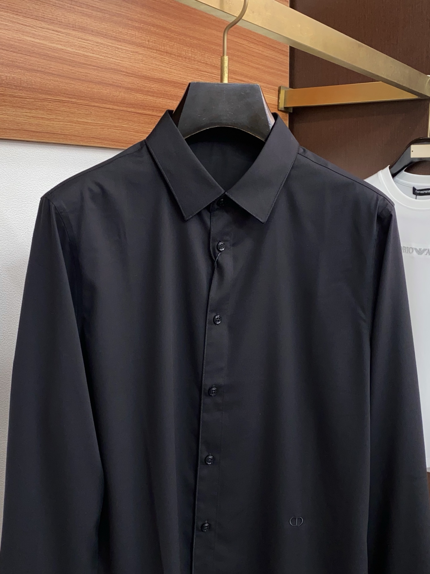 迪奥 专柜最新款长袖衬衣，贸易公司渠道稀出，领先官网发售！经典休闲衬衫搭配独特的法式领设计，胸口精字母刺