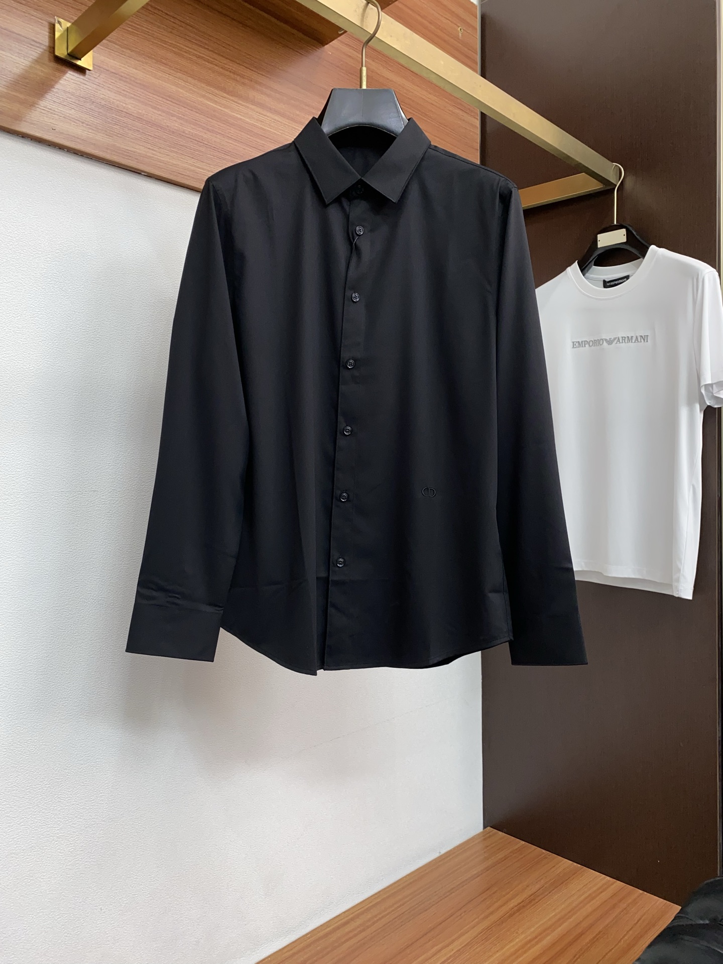 迪奥 专柜最新款长袖衬衣，贸易公司渠道稀出，领先官网发售！经典休闲衬衫搭配独特的法式领设计，胸口精字母刺