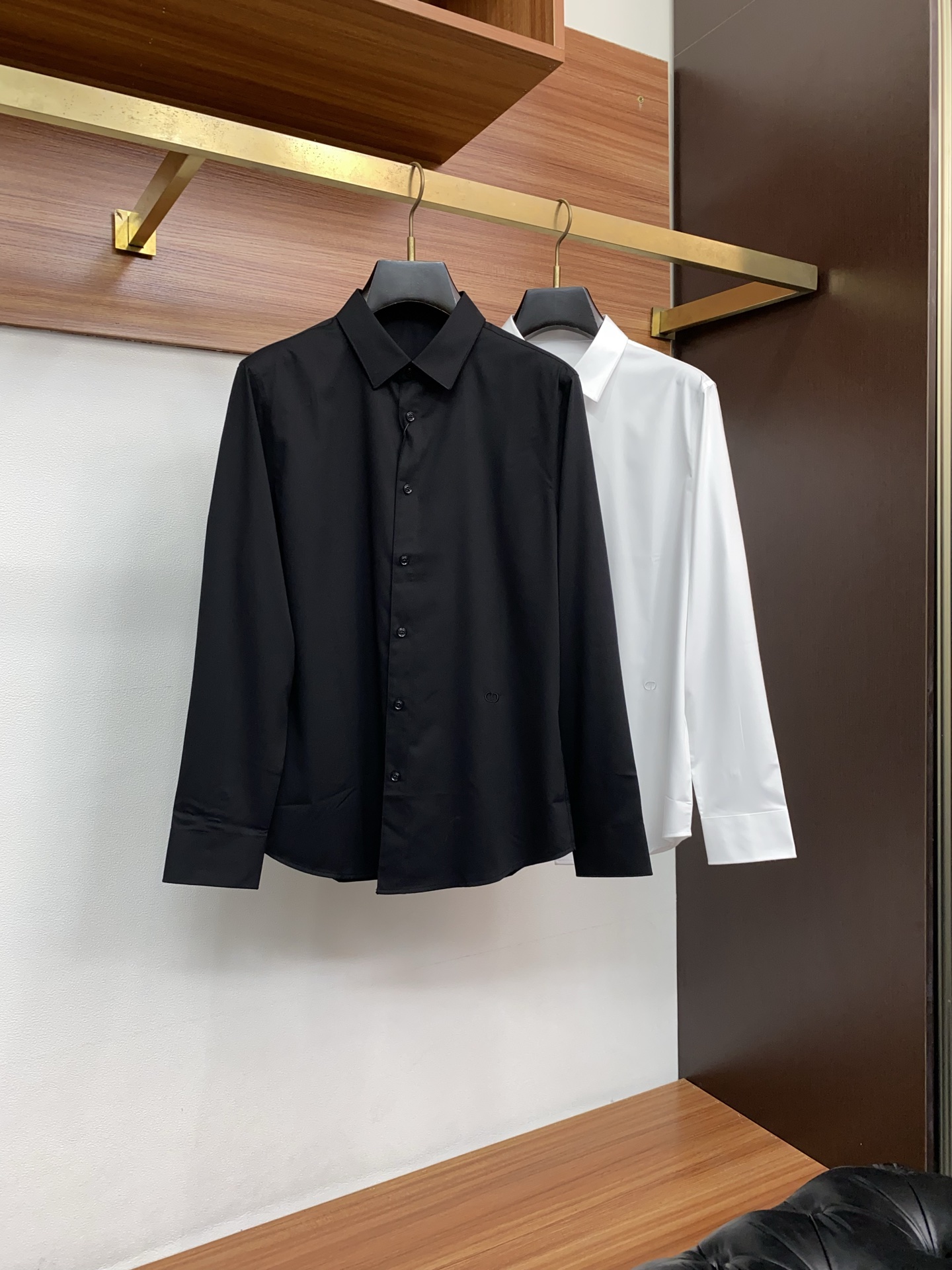 迪奥 专柜最新款长袖衬衣，贸易公司渠道稀出，领先官网发售！经典休闲衬衫搭配独特的法式领设计，胸口精字母刺