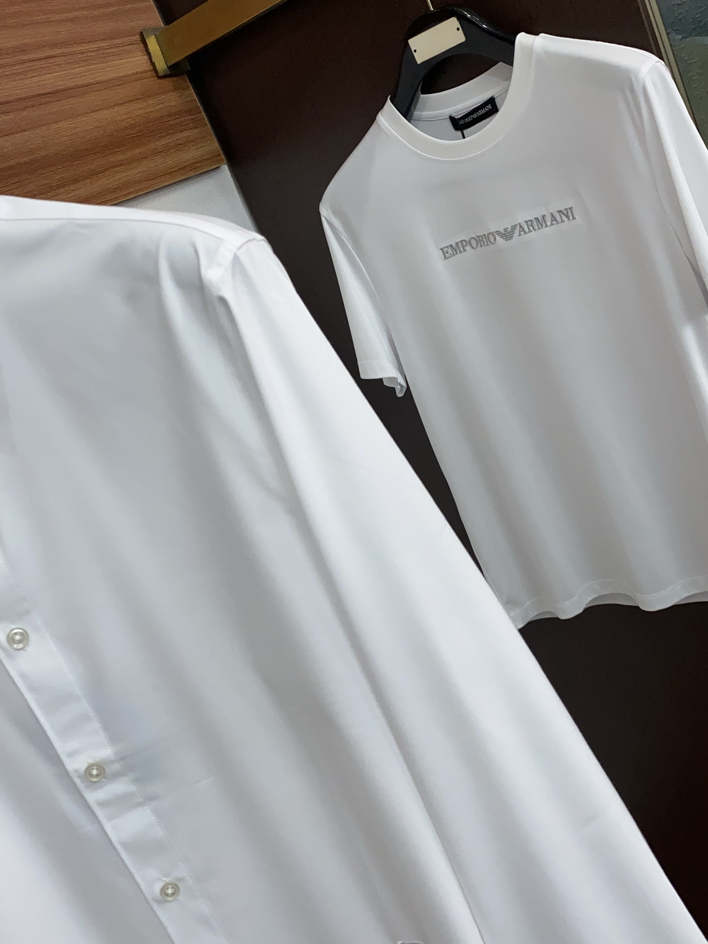 迪奥 专柜最新款长袖衬衣，贸易公司渠道稀出，领先官网发售！经典休闲衬衫搭配独特的法式领设计，胸口精字母刺